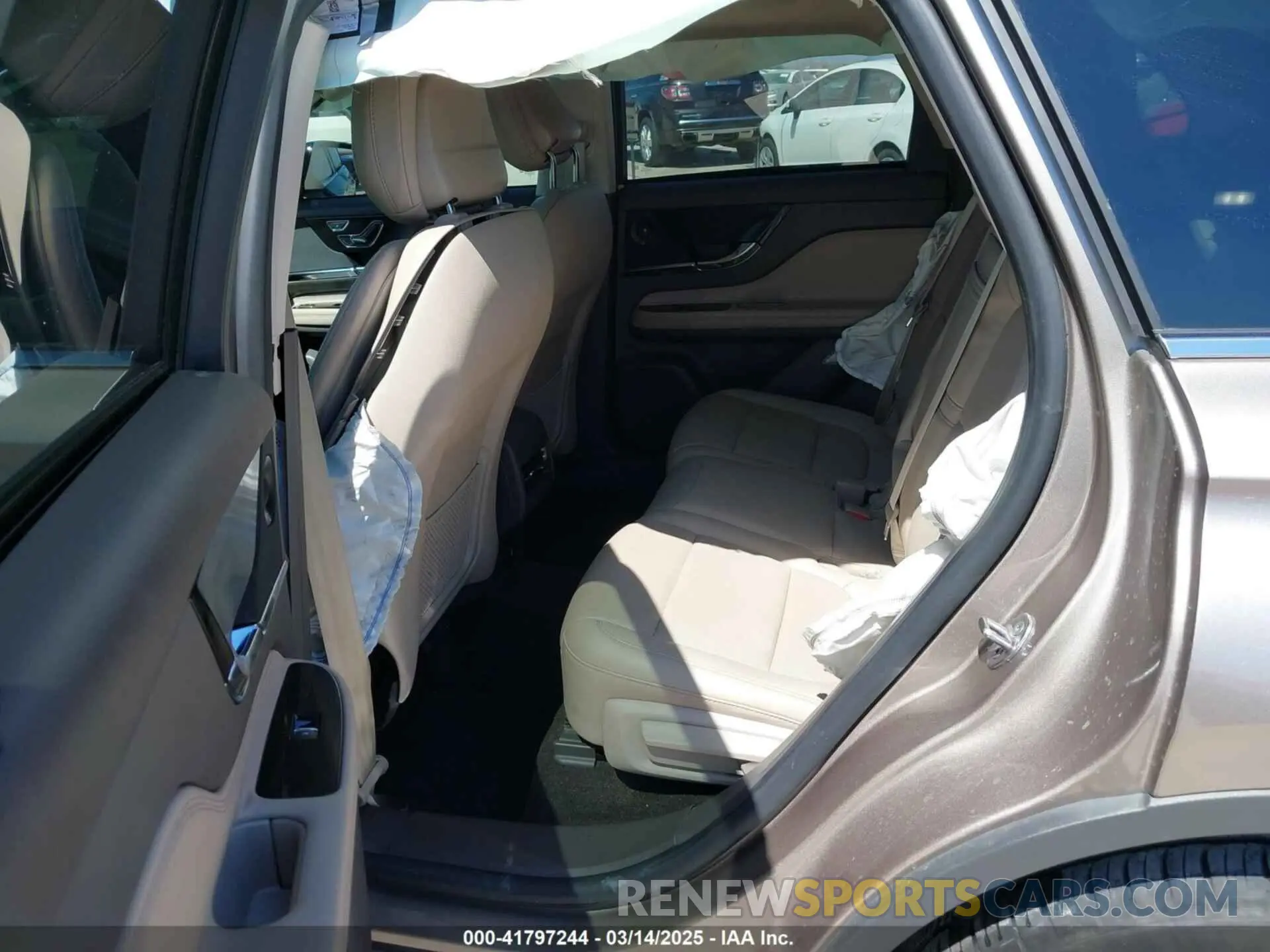 8 fotografías del automóvil dañado 5LMCJ2C92LUL14156 LINCOLN CORSAIR 2020