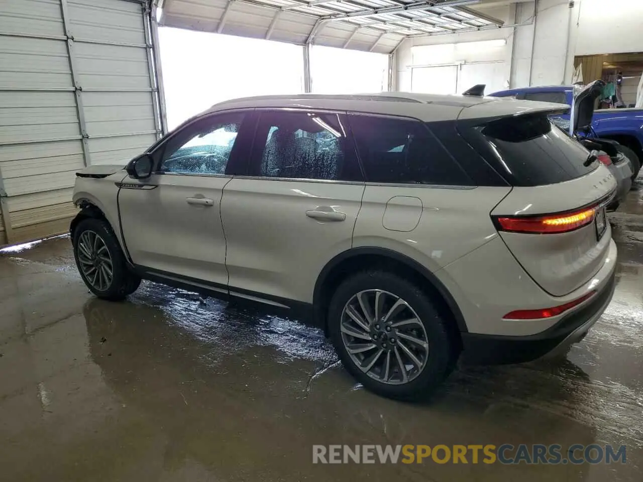2 fotografías del automóvil dañado 5LMCJ2CA3RUL11365 LINCOLN CORSAIR 2024