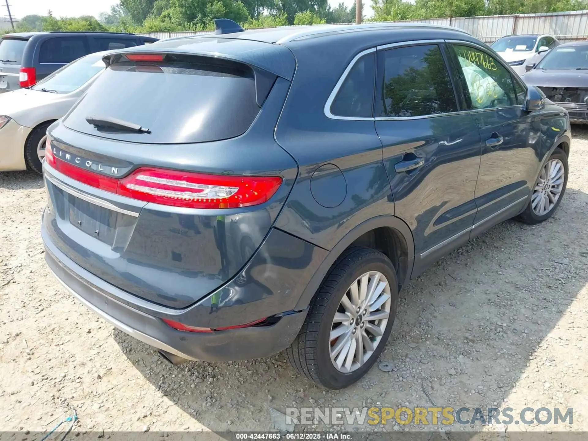 4 fotografías del automóvil dañado 5LMCJ1C90KUL17338 LINCOLN MKC 2019