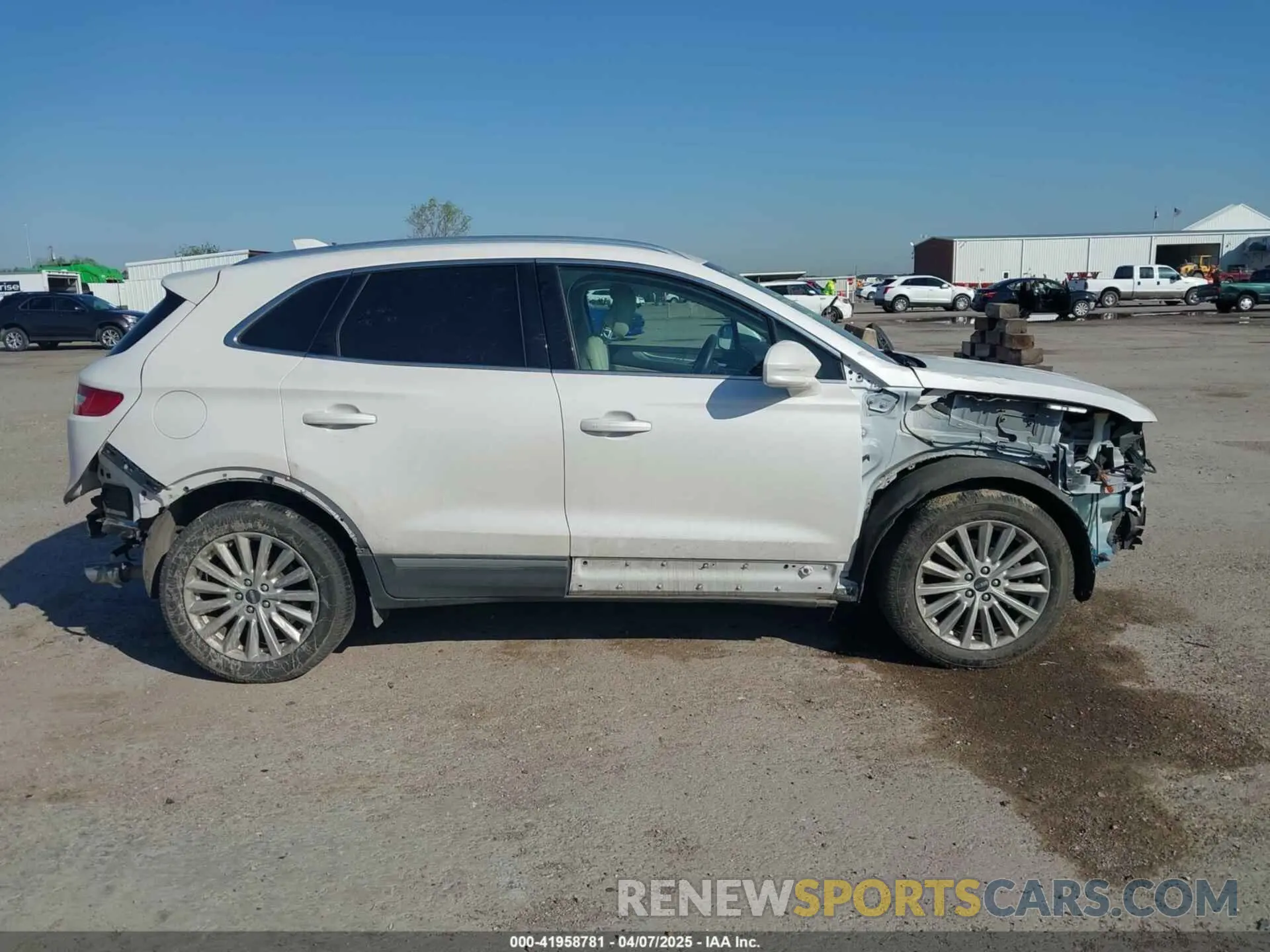 14 fotografías del automóvil dañado 5LMCJ1C92KUL35937 LINCOLN MKC 2019