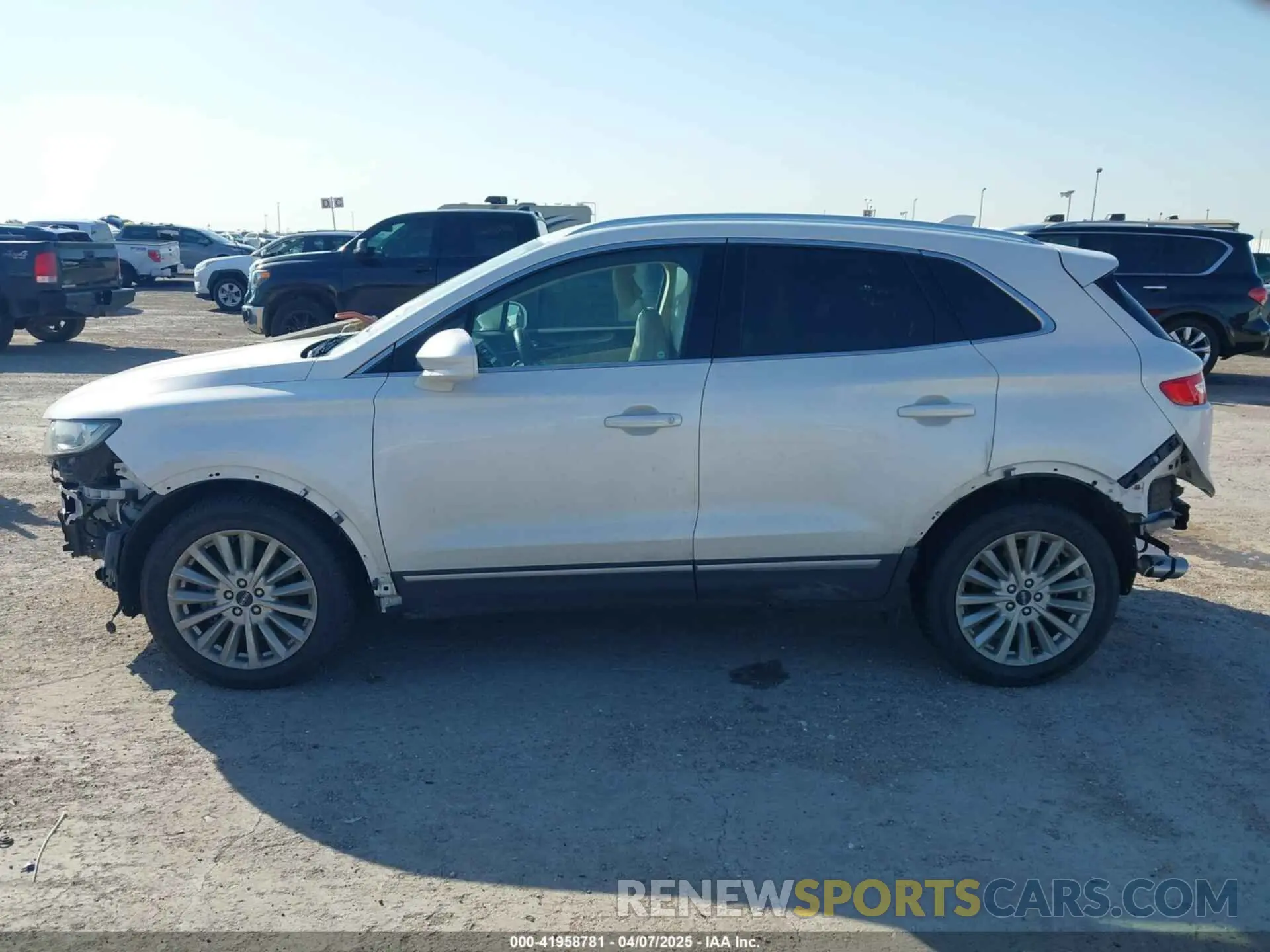 15 fotografías del automóvil dañado 5LMCJ1C92KUL35937 LINCOLN MKC 2019