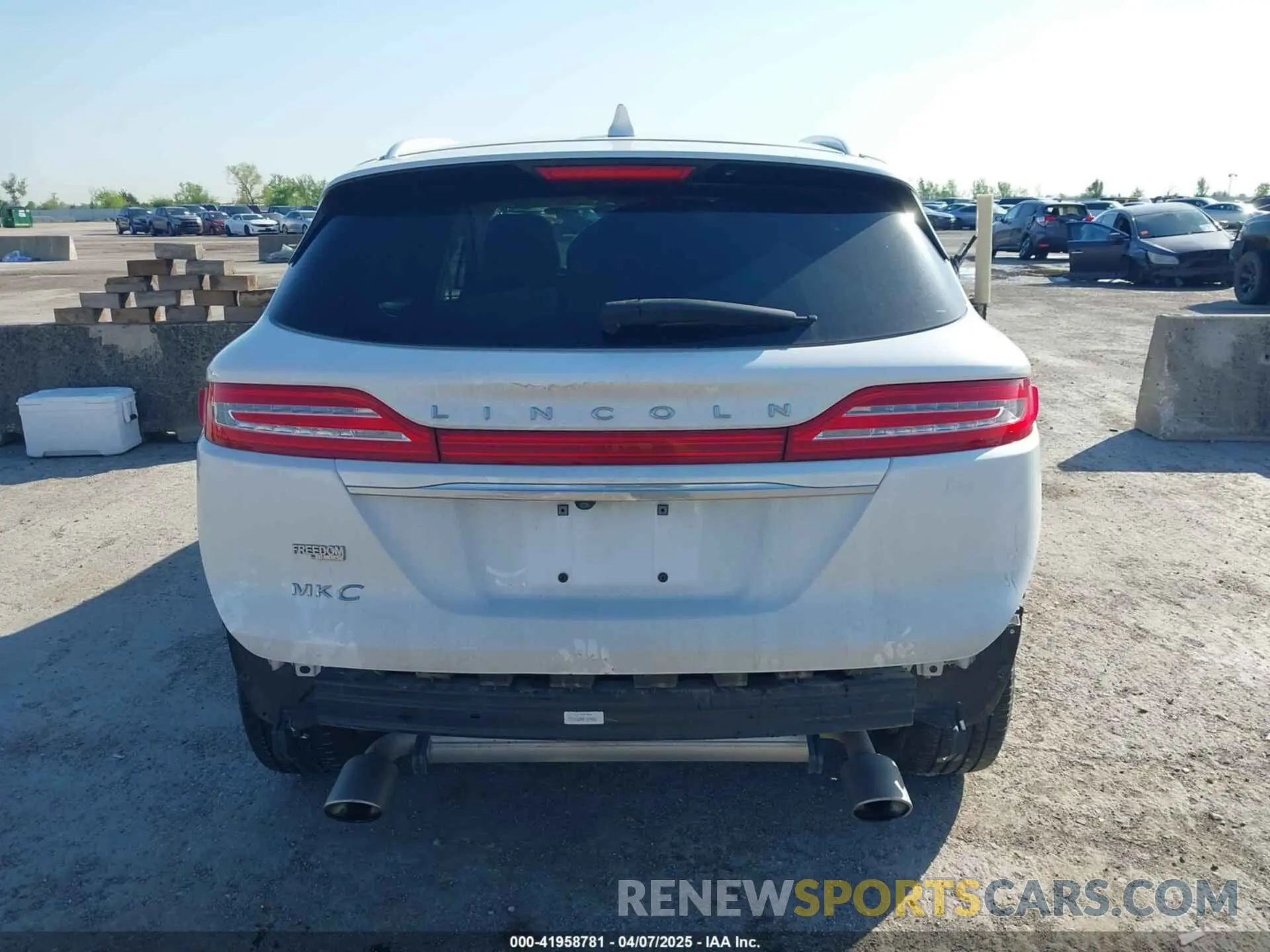 17 fotografías del automóvil dañado 5LMCJ1C92KUL35937 LINCOLN MKC 2019