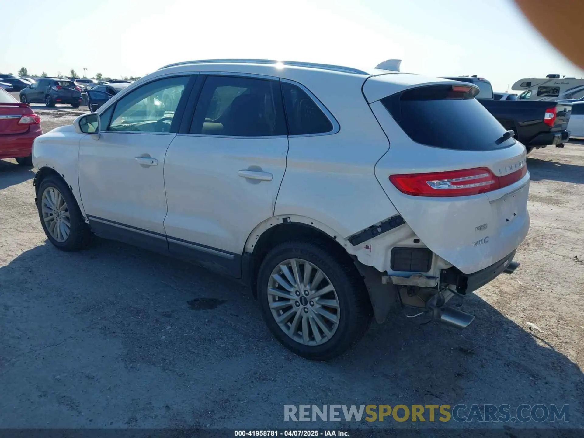 3 fotografías del automóvil dañado 5LMCJ1C92KUL35937 LINCOLN MKC 2019