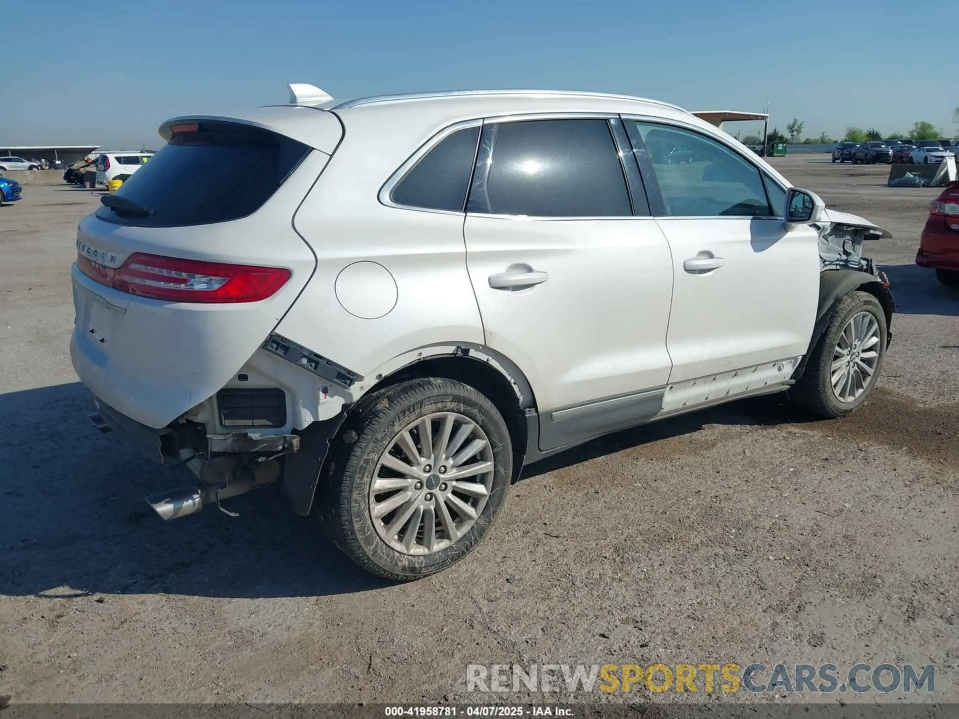 4 fotografías del automóvil dañado 5LMCJ1C92KUL35937 LINCOLN MKC 2019