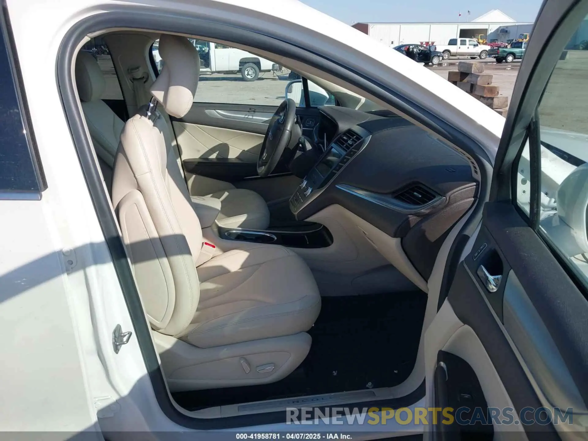 5 fotografías del automóvil dañado 5LMCJ1C92KUL35937 LINCOLN MKC 2019