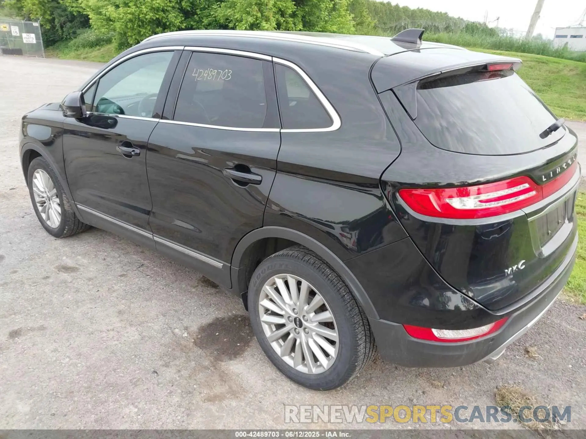 3 fotografías del automóvil dañado 5LMCJ1D96KUL49936 LINCOLN MKC 2019