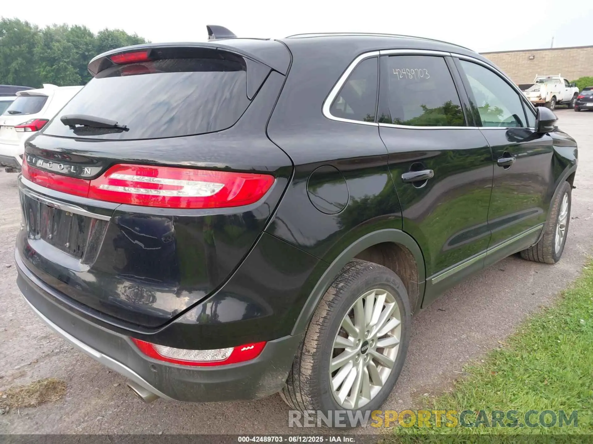 4 fotografías del automóvil dañado 5LMCJ1D96KUL49936 LINCOLN MKC 2019