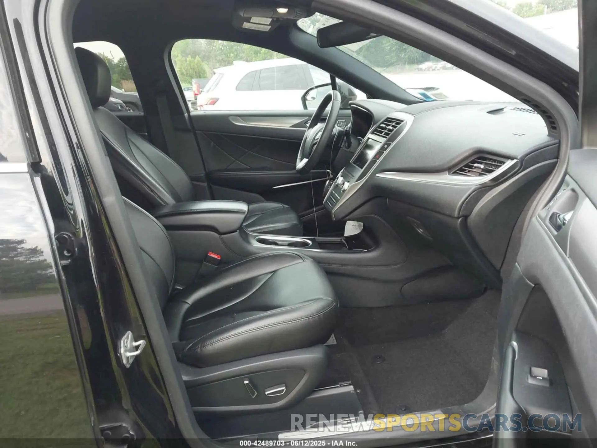 5 fotografías del automóvil dañado 5LMCJ1D96KUL49936 LINCOLN MKC 2019