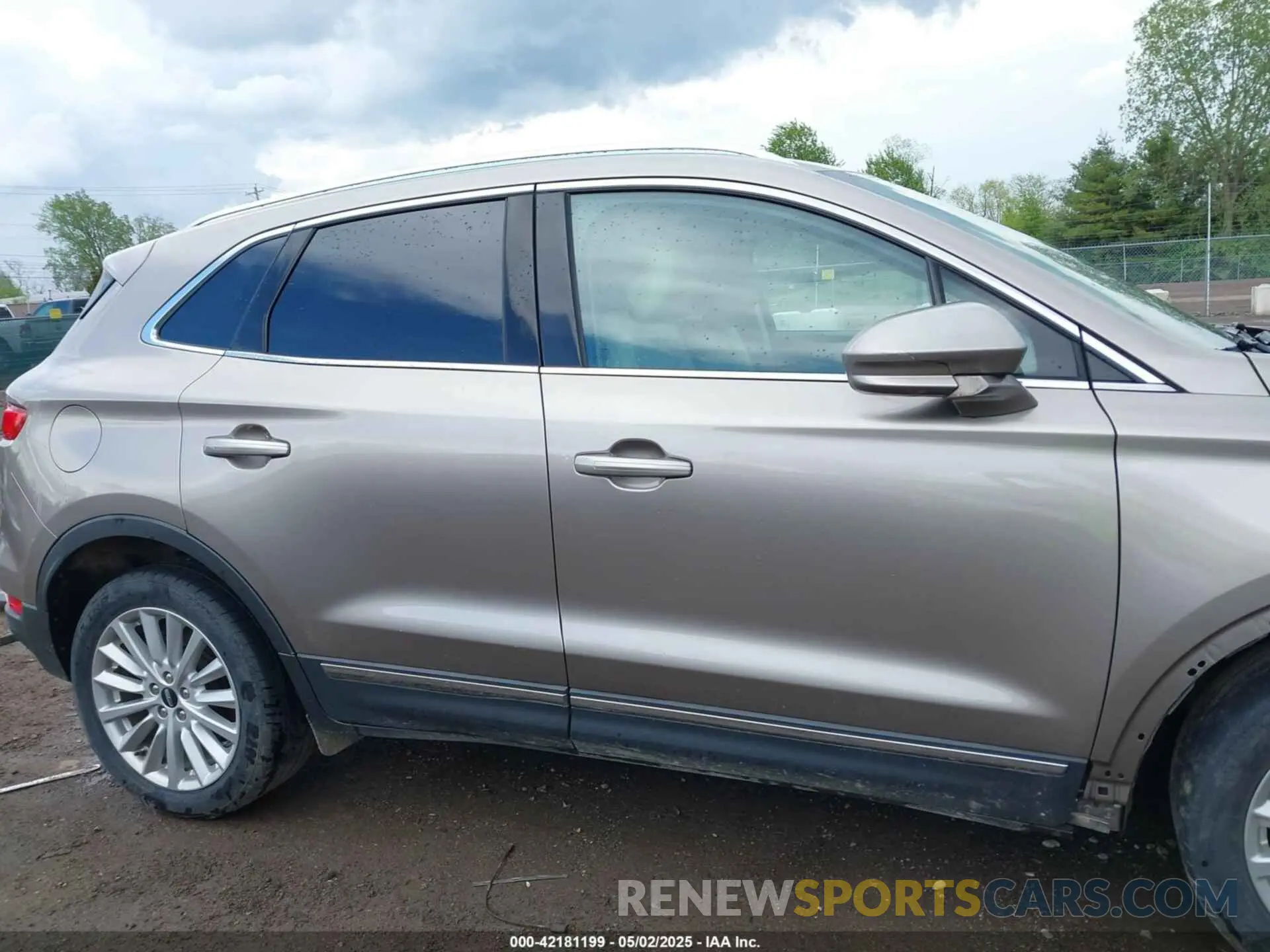 14 fotografías del automóvil dañado 5LMCJ1D97KUL39481 LINCOLN MKC 2019