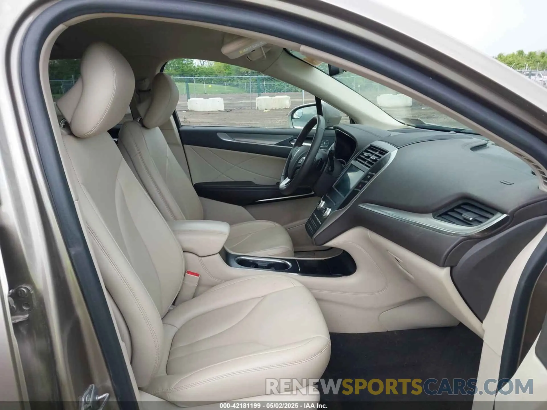 5 fotografías del automóvil dañado 5LMCJ1D97KUL39481 LINCOLN MKC 2019