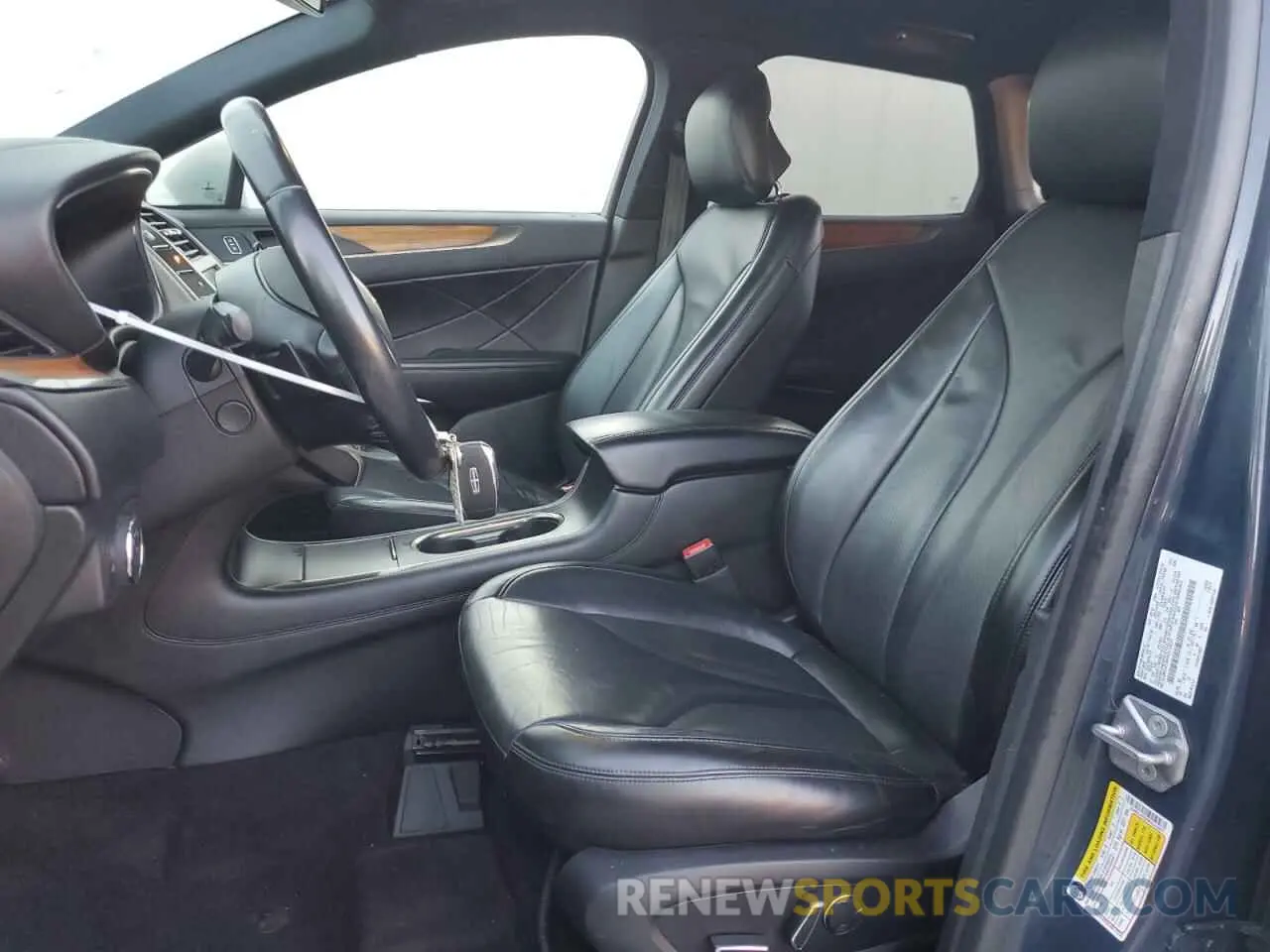 7 fotografías del automóvil dañado 5LMCJ2C94KUL12021 LINCOLN MKC 2019