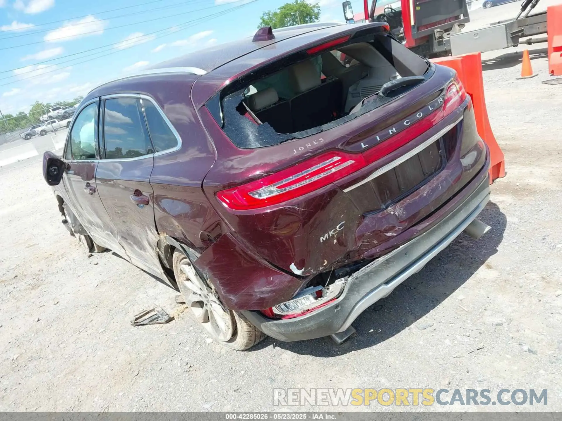 3 fotografías del automóvil dañado 5LMCJ2C96KUL17527 LINCOLN MKC 2019