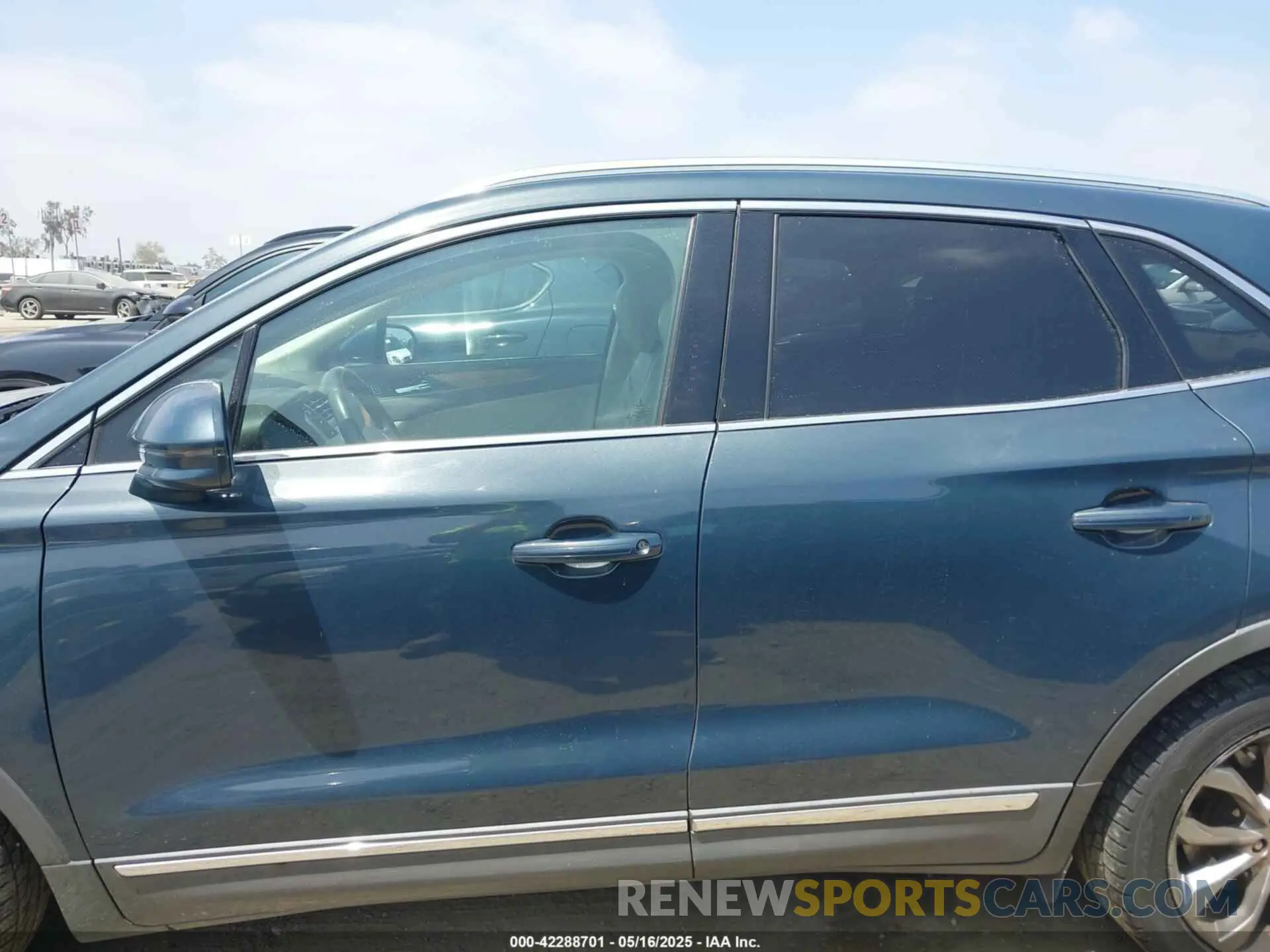 14 fotografías del automóvil dañado 5LMCJ2C99KUL12435 LINCOLN MKC 2019