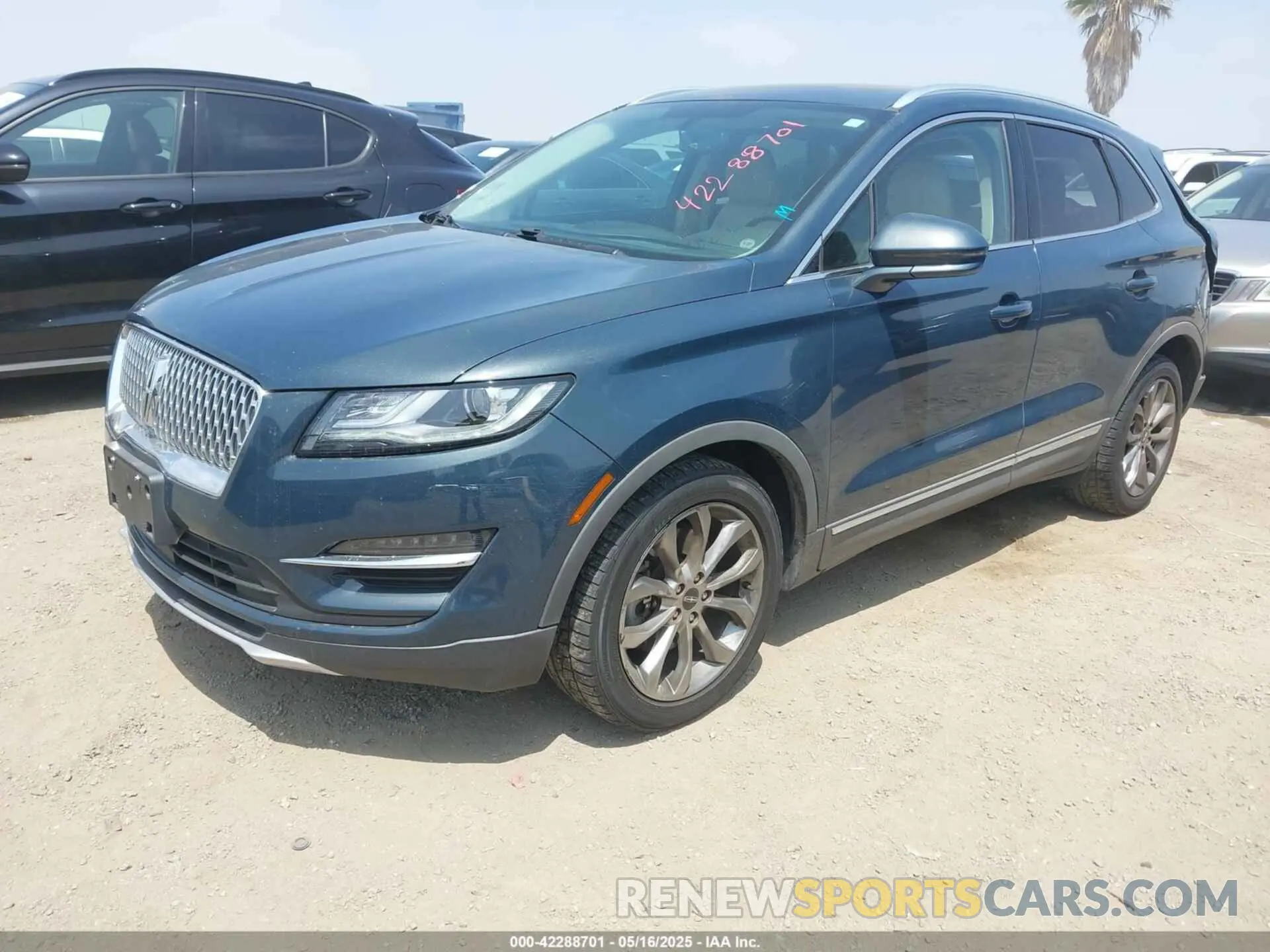 2 fotografías del automóvil dañado 5LMCJ2C99KUL12435 LINCOLN MKC 2019