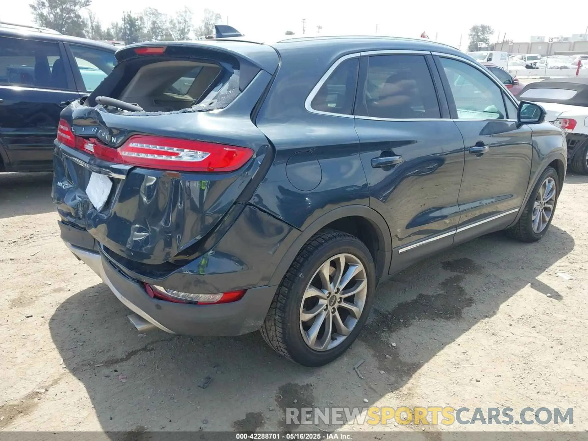 4 fotografías del automóvil dañado 5LMCJ2C99KUL12435 LINCOLN MKC 2019