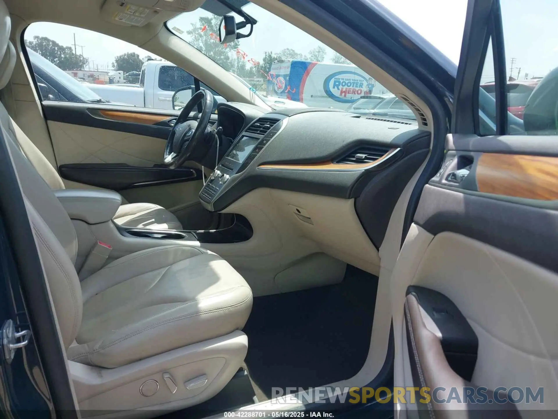 5 fotografías del automóvil dañado 5LMCJ2C99KUL12435 LINCOLN MKC 2019