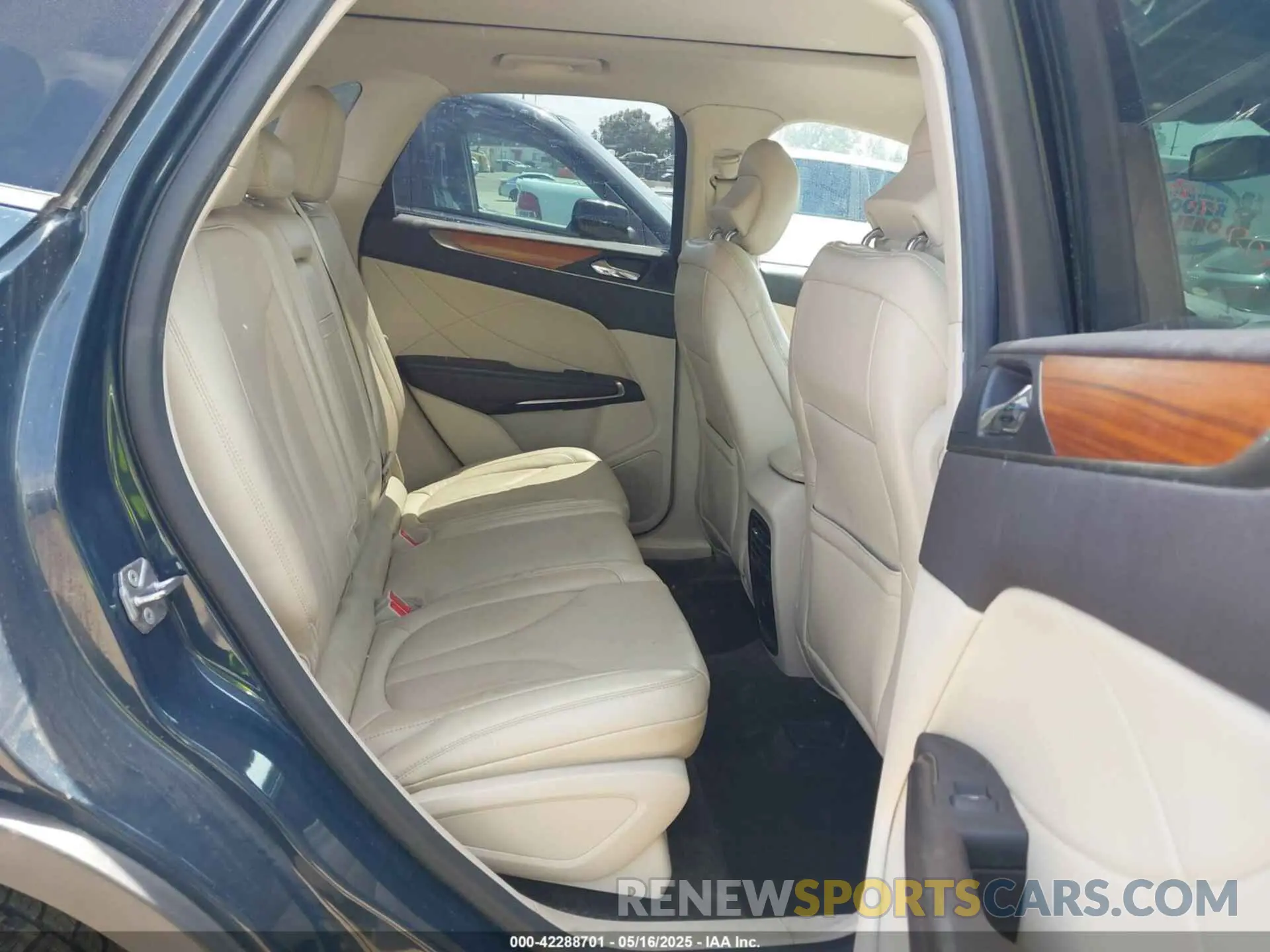8 fotografías del automóvil dañado 5LMCJ2C99KUL12435 LINCOLN MKC 2019