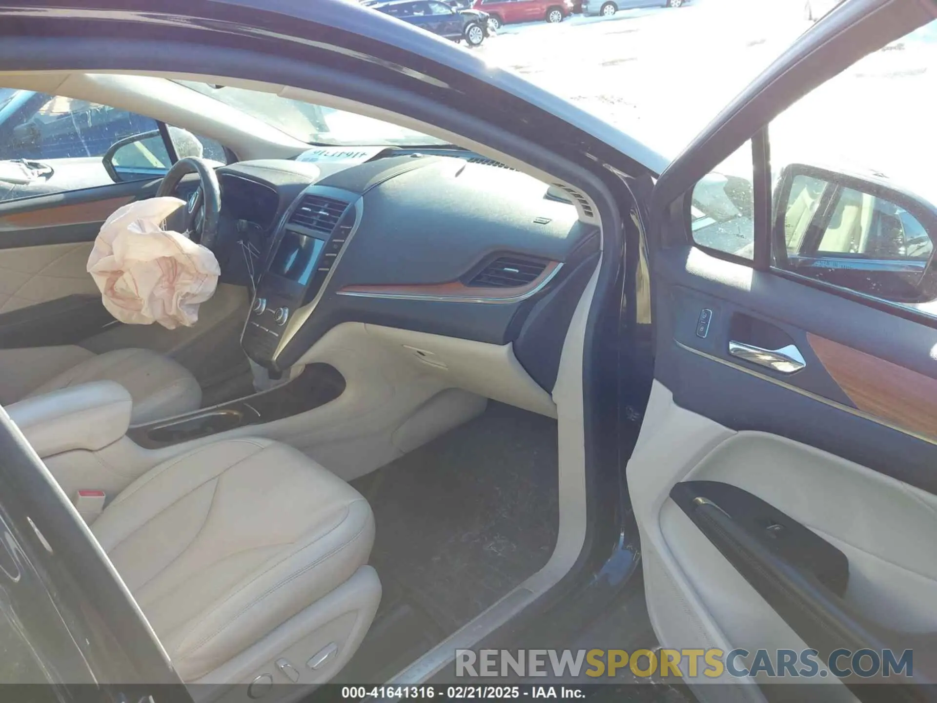 5 fotografías del automóvil dañado 5LMCJ2C99KUL17179 LINCOLN MKC 2019