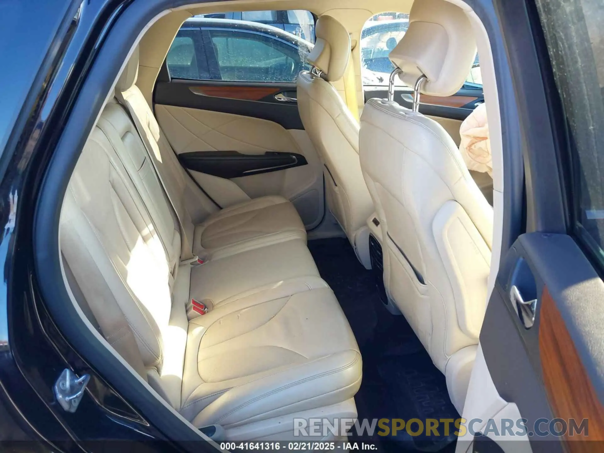 8 fotografías del automóvil dañado 5LMCJ2C99KUL17179 LINCOLN MKC 2019