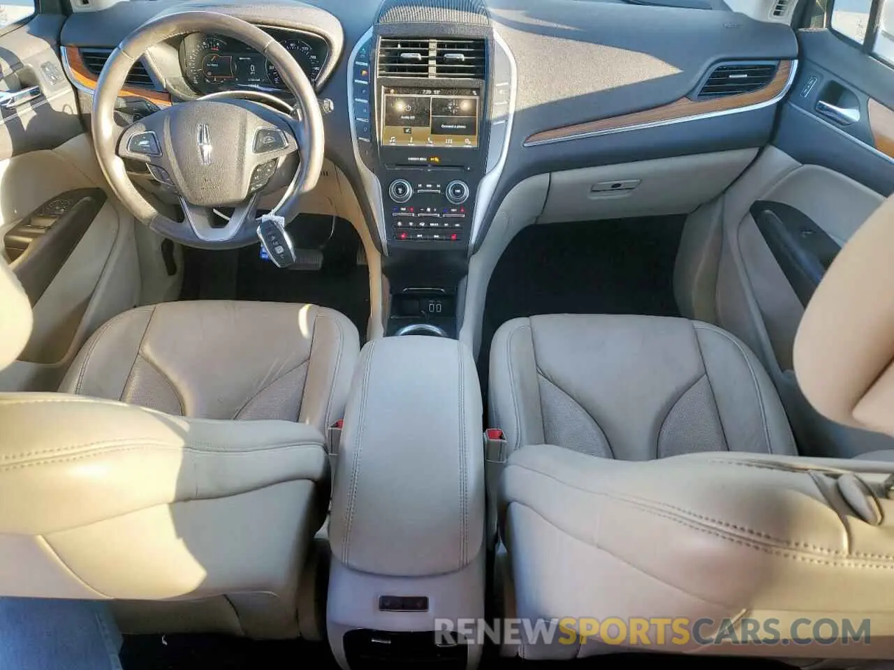 8 fotografías del automóvil dañado 5LMCJ2D90KUL37996 LINCOLN MKC 2019