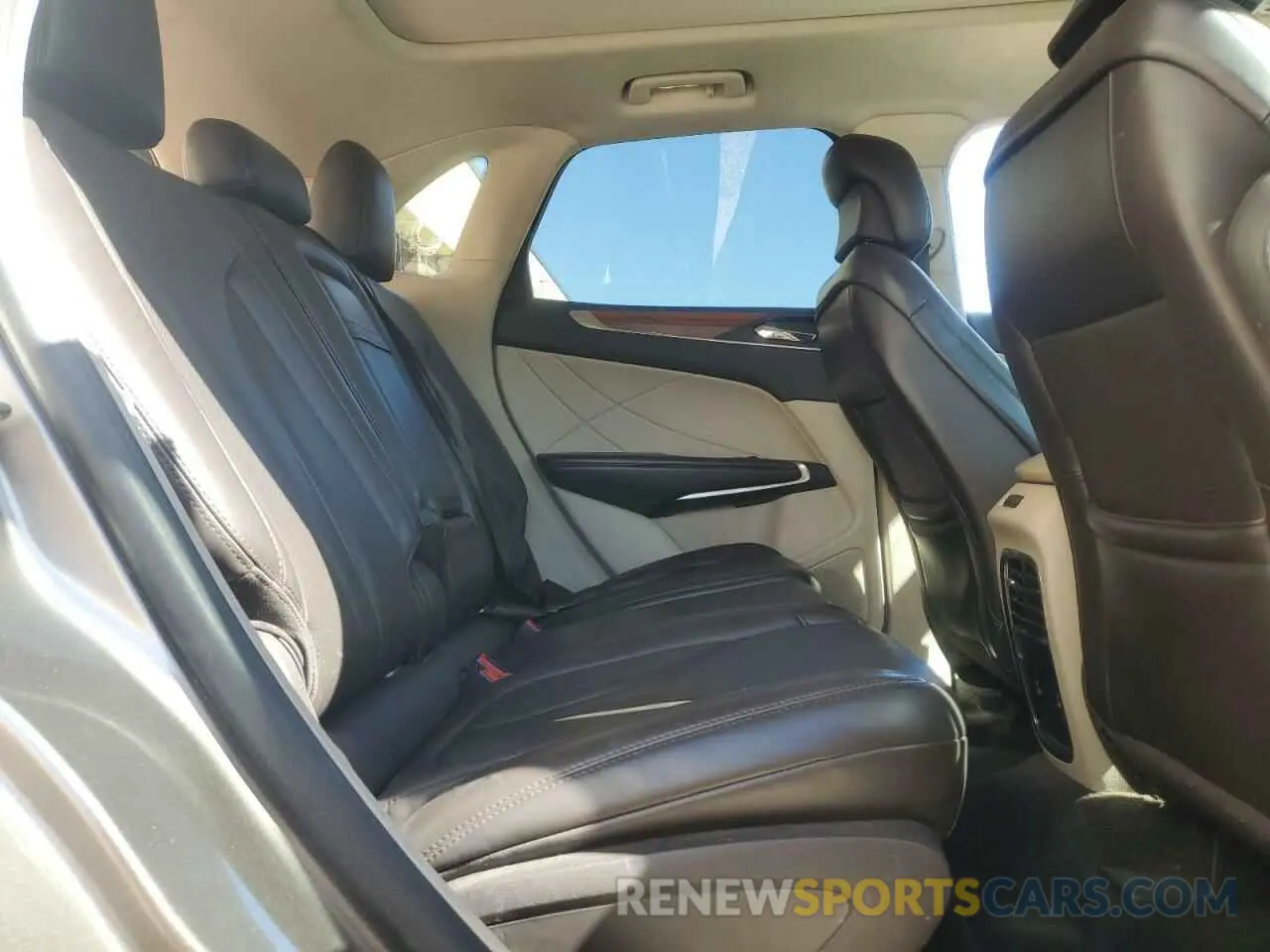 11 fotografías del automóvil dañado 5LMCJ2D90KUL46326 LINCOLN MKC 2019