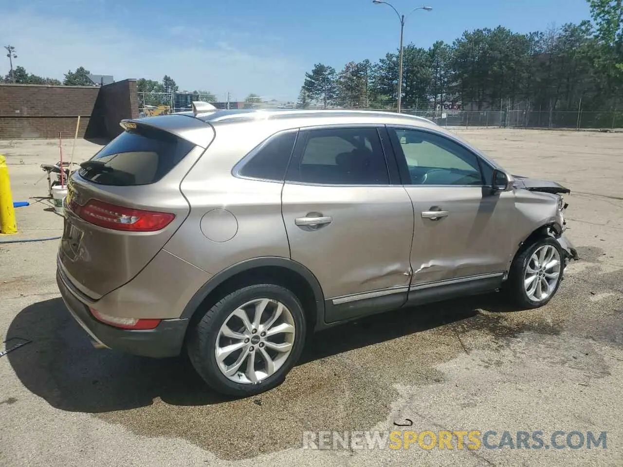 3 fotografías del automóvil dañado 5LMCJ2D90KUL46326 LINCOLN MKC 2019