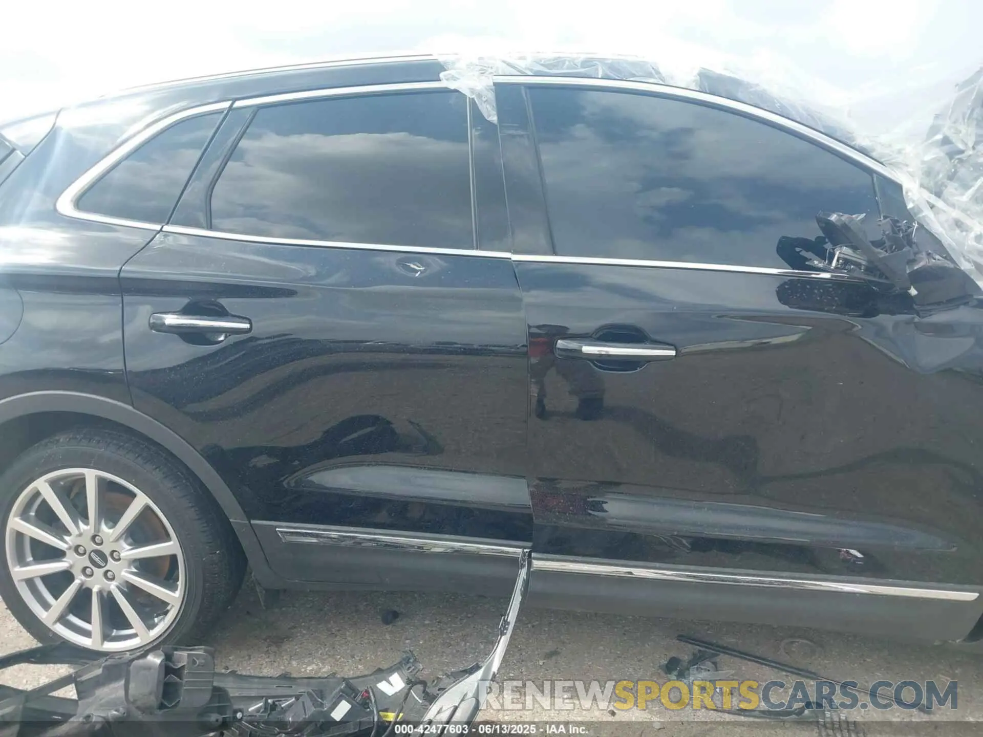 13 fotografías del automóvil dañado 5LMCJ3C90KUL08716 LINCOLN MKC 2019