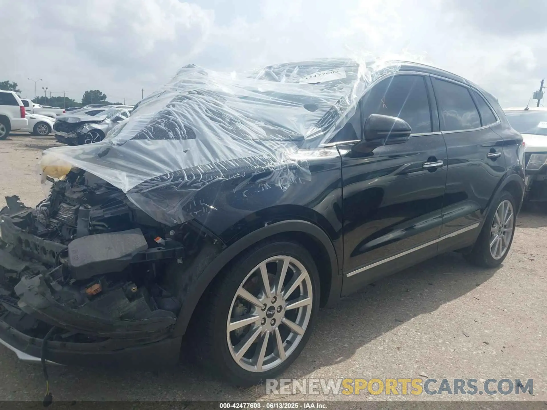 2 fotografías del automóvil dañado 5LMCJ3C90KUL08716 LINCOLN MKC 2019