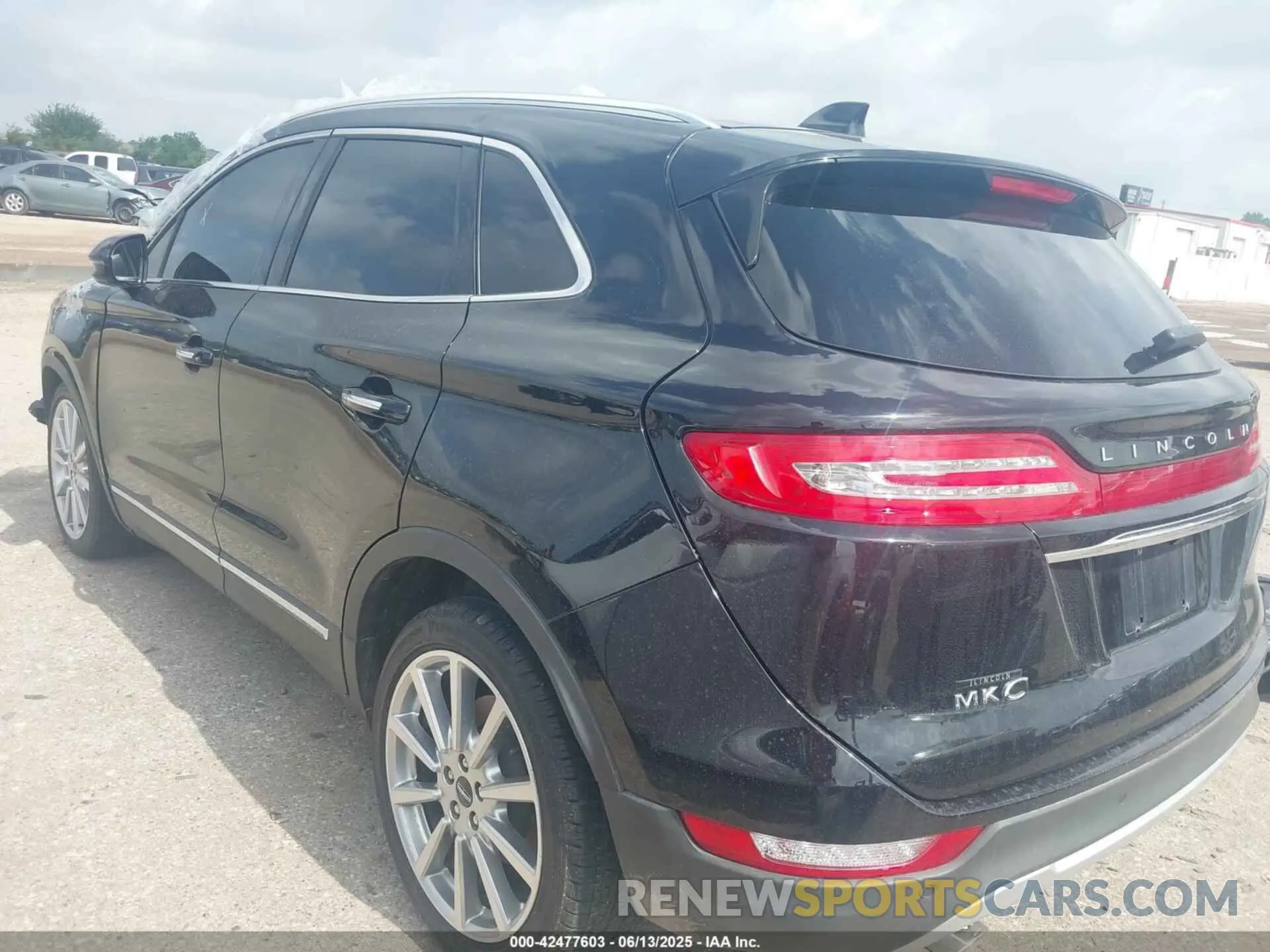 3 fotografías del automóvil dañado 5LMCJ3C90KUL08716 LINCOLN MKC 2019
