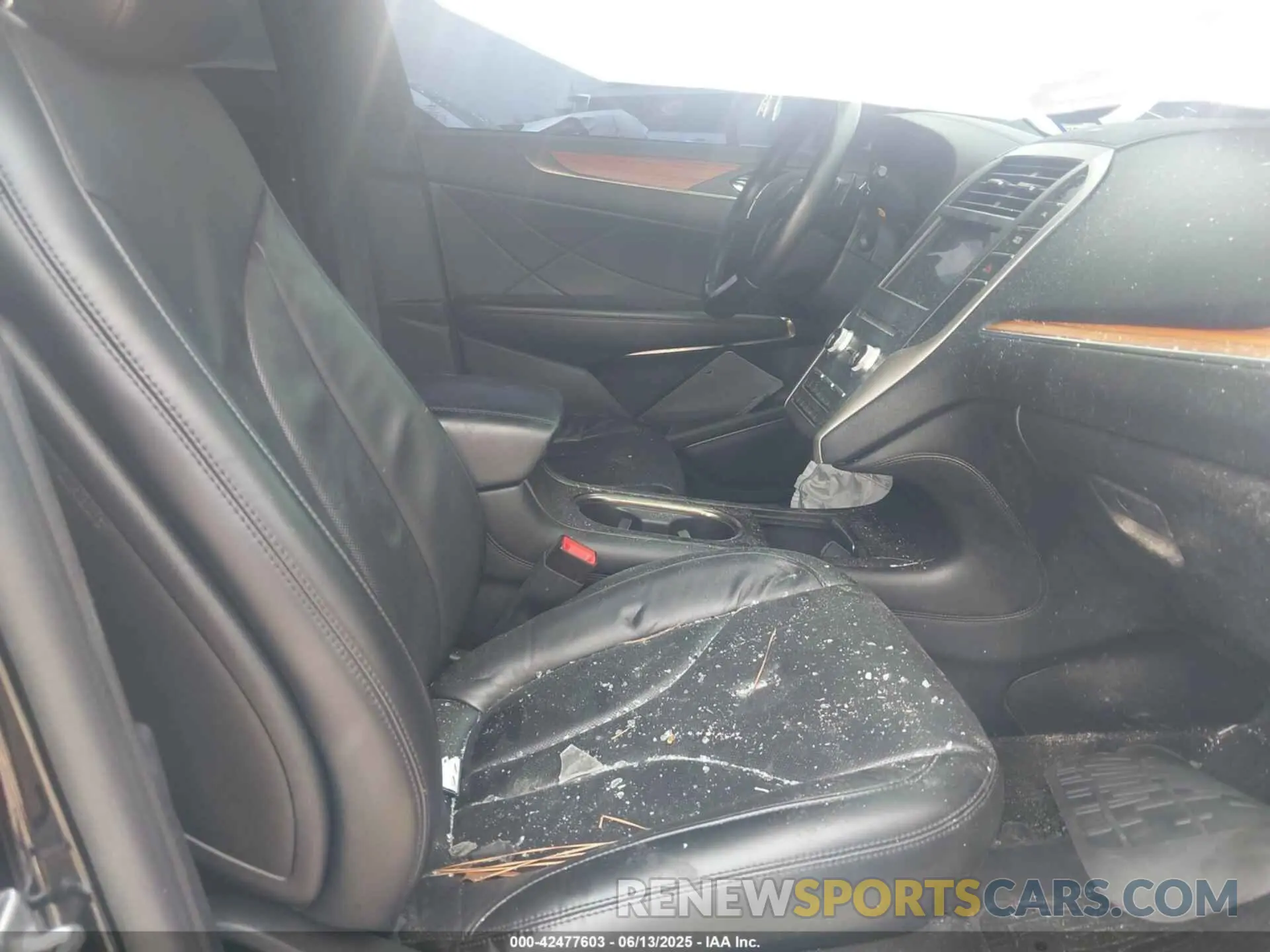5 fotografías del automóvil dañado 5LMCJ3C90KUL08716 LINCOLN MKC 2019
