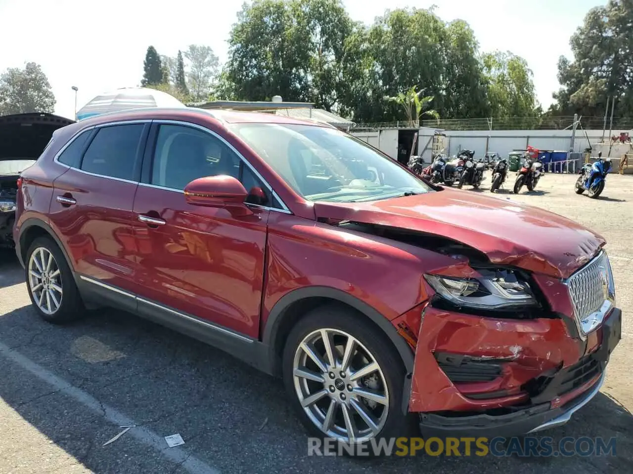 4 fotografías del automóvil dañado 5LMCJ3C91KUL43975 LINCOLN MKC 2019