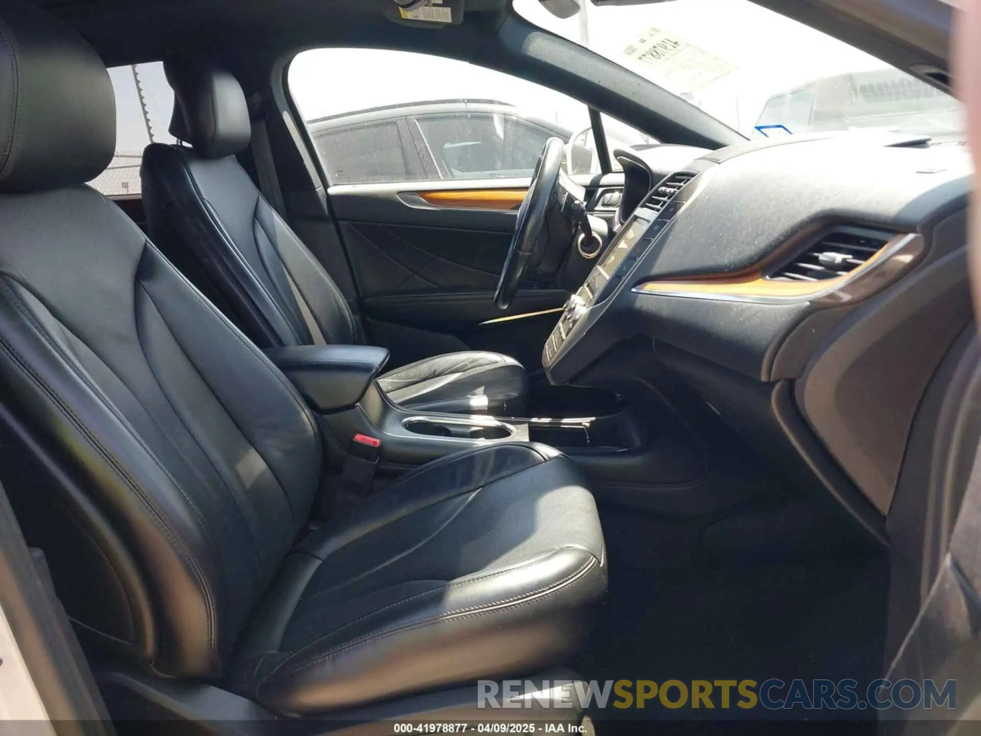 5 fotografías del automóvil dañado 5LMCJ3C93KUL35294 LINCOLN MKC 2019