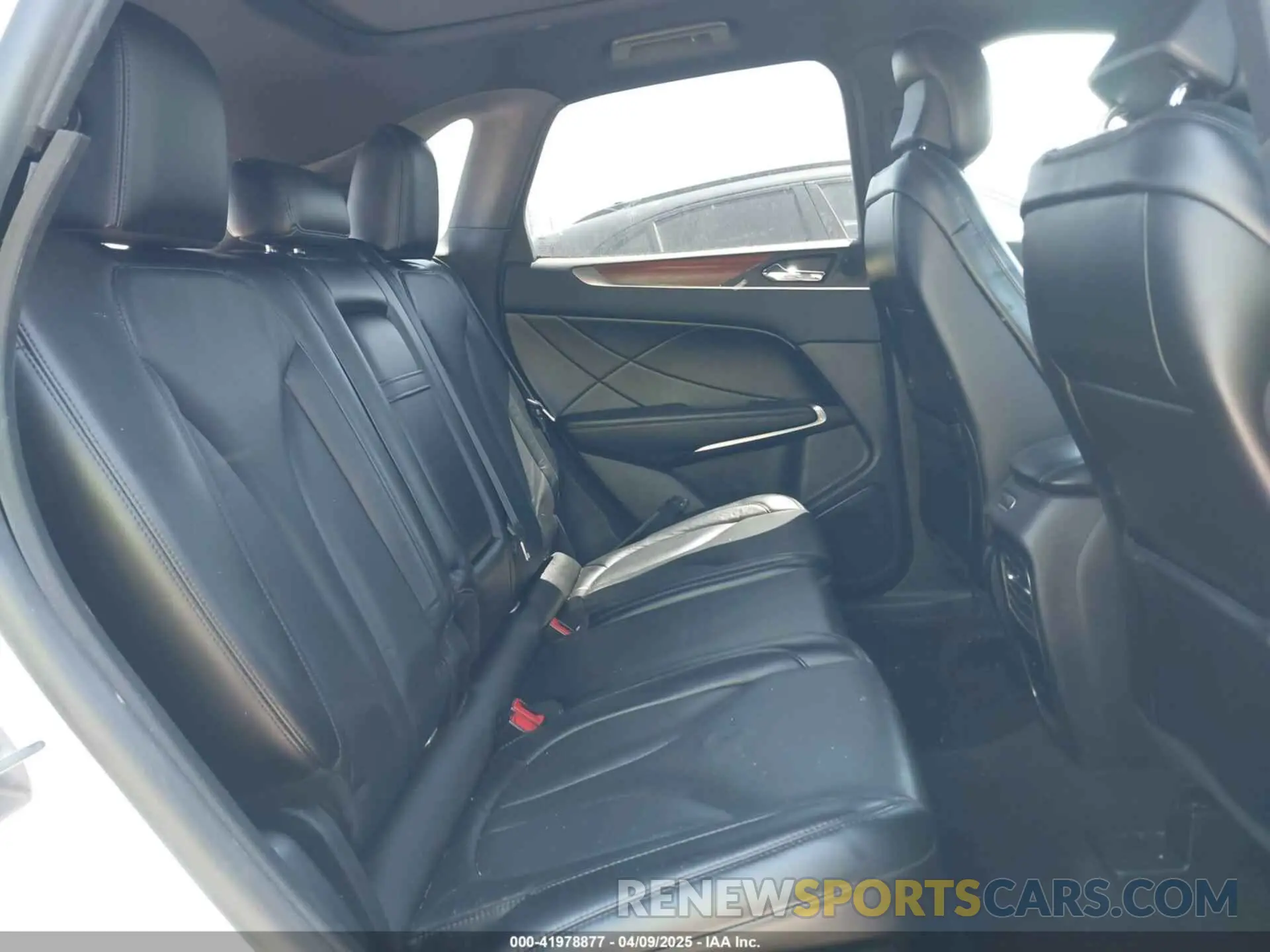 8 fotografías del automóvil dañado 5LMCJ3C93KUL35294 LINCOLN MKC 2019