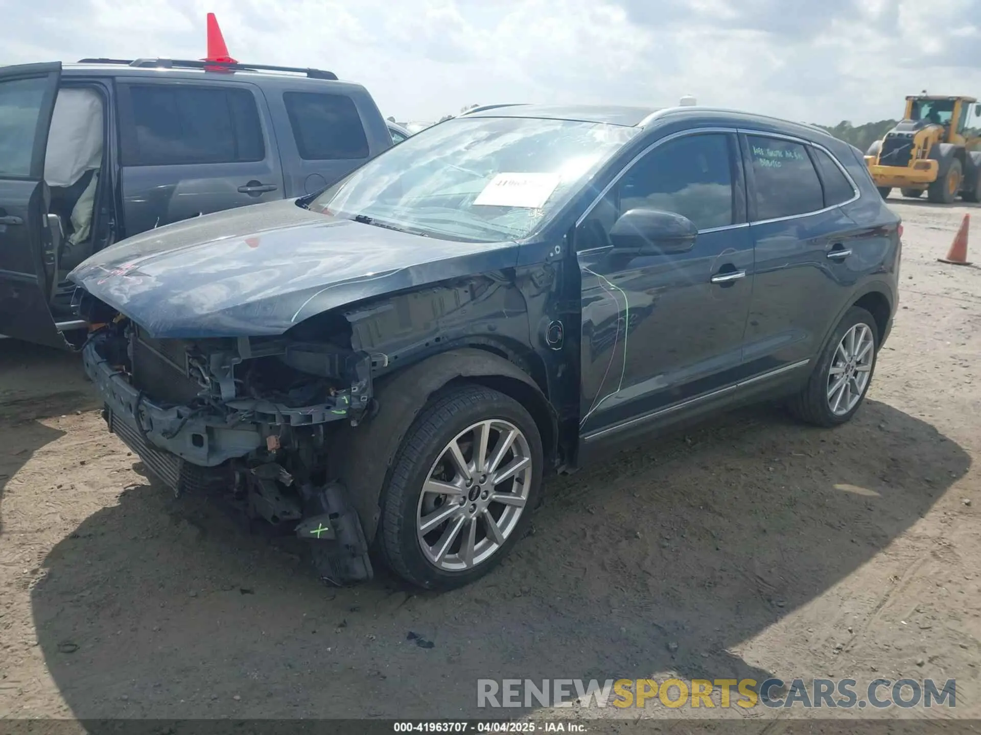 2 fotografías del automóvil dañado 5LMCJ3C94KUL22859 LINCOLN MKC 2019