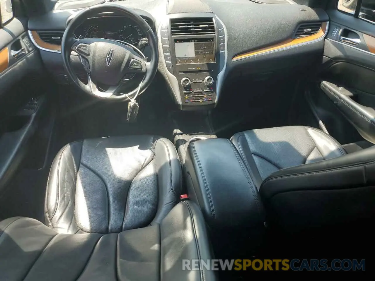 8 fotografías del automóvil dañado 5LMCJ3C97KUL21835 LINCOLN MKC 2019