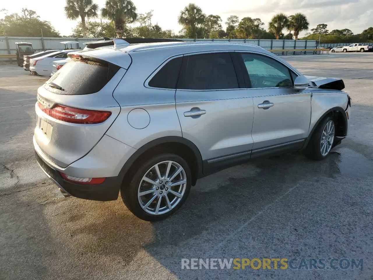 3 fotografías del automóvil dañado 5LMCJ3C97KUL46993 LINCOLN MKC 2019