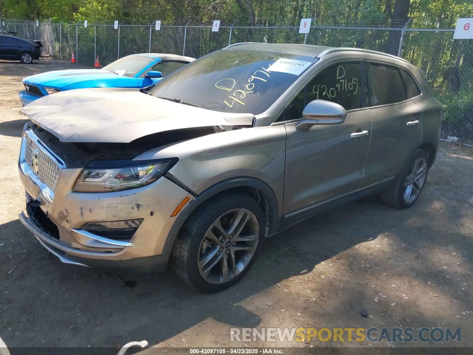 2 fotografías del automóvil dañado 5LMCJ3D93KUL53163 LINCOLN MKC 2019