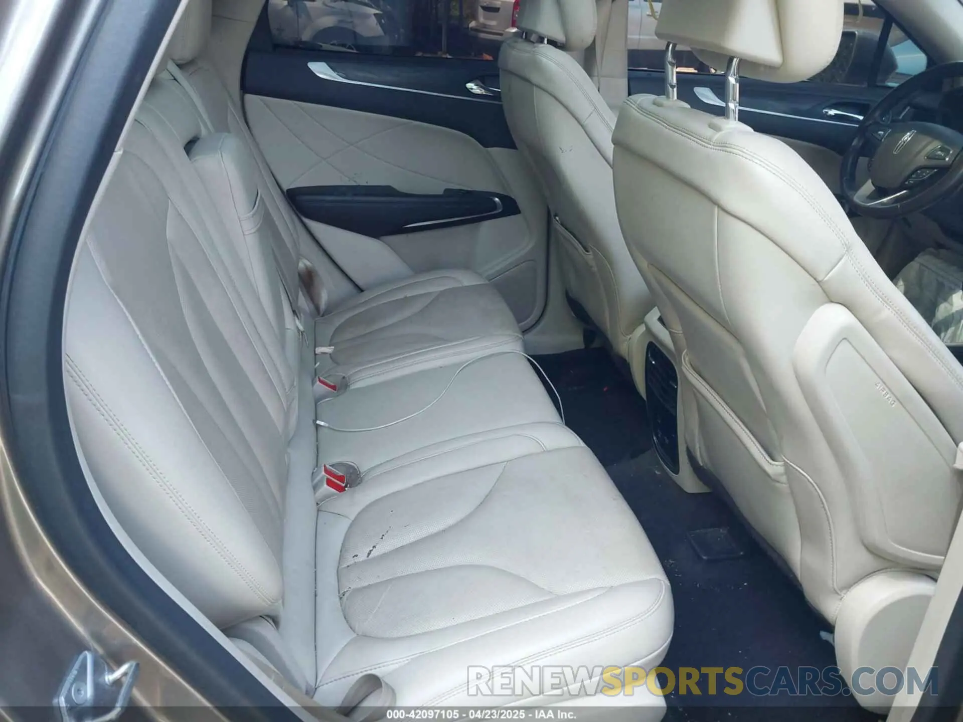 8 fotografías del automóvil dañado 5LMCJ3D93KUL53163 LINCOLN MKC 2019