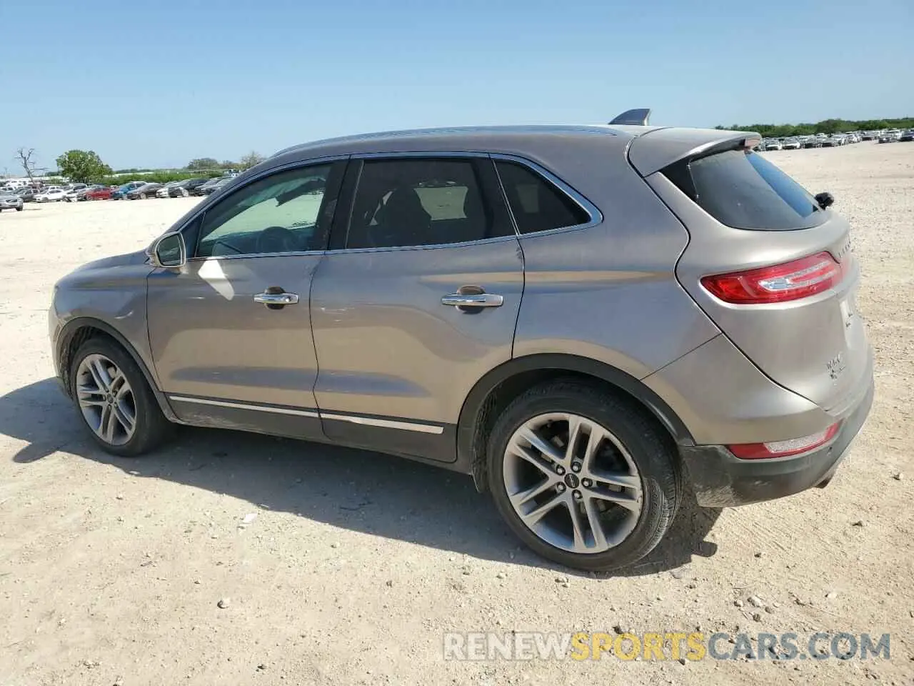 2 fotografías del automóvil dañado 5LMCJ3D95KUL19015 LINCOLN MKC 2019