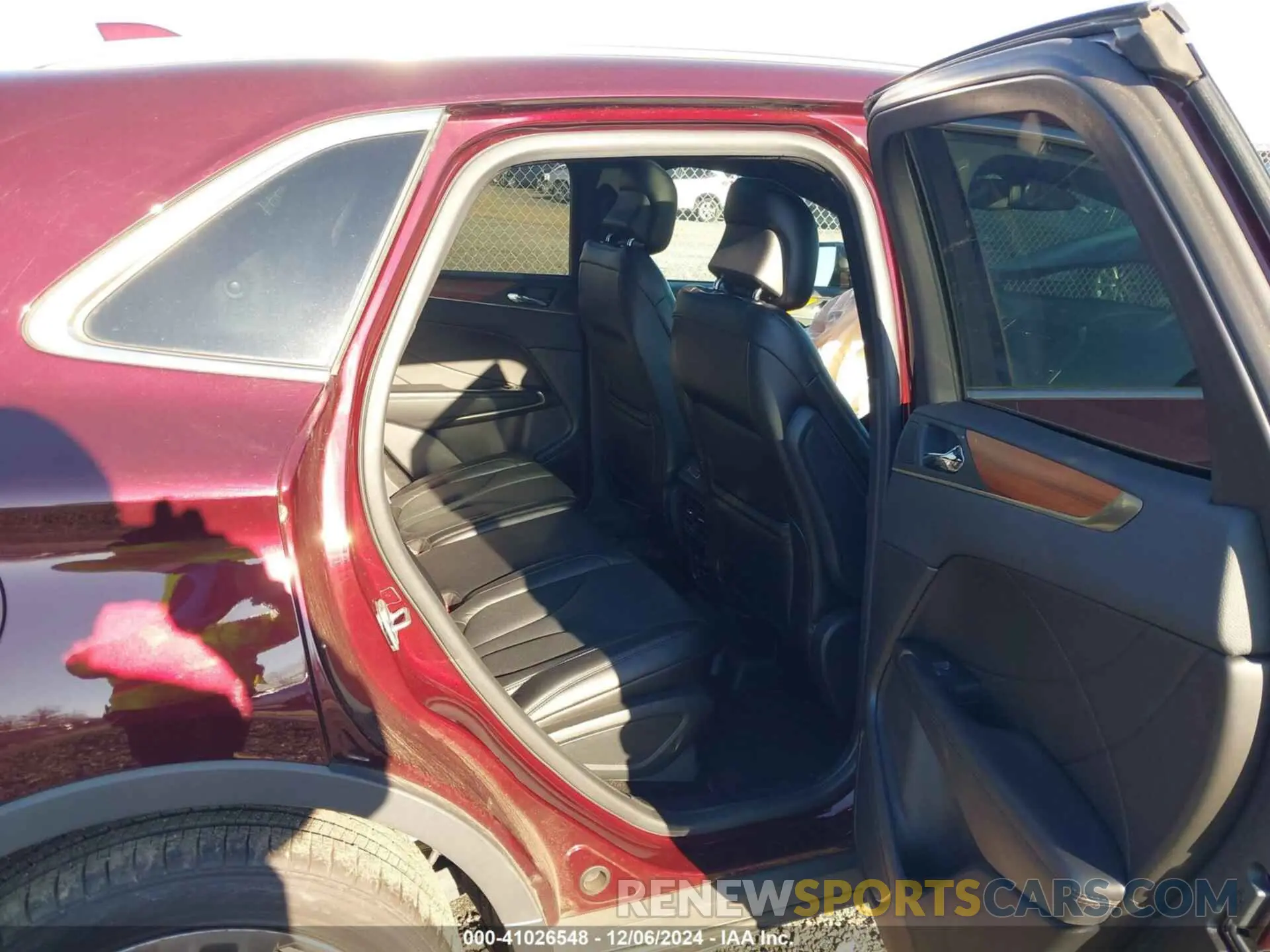 8 fotografías del automóvil dañado 5LMTJ3DH6KUL09715 LINCOLN MKC 2019