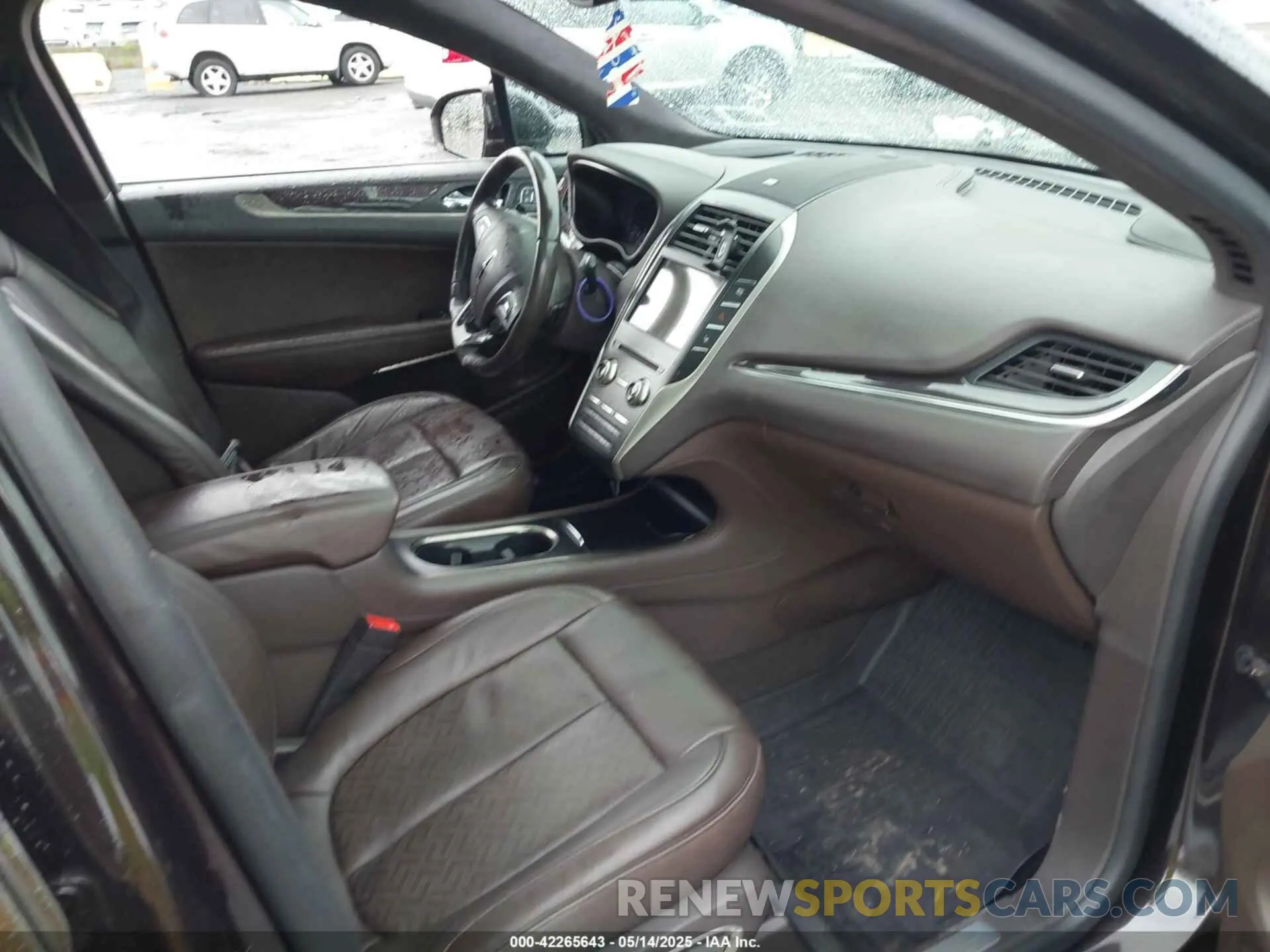 5 fotografías del automóvil dañado 5LMTJ4DH9KUL15045 LINCOLN MKC 2019