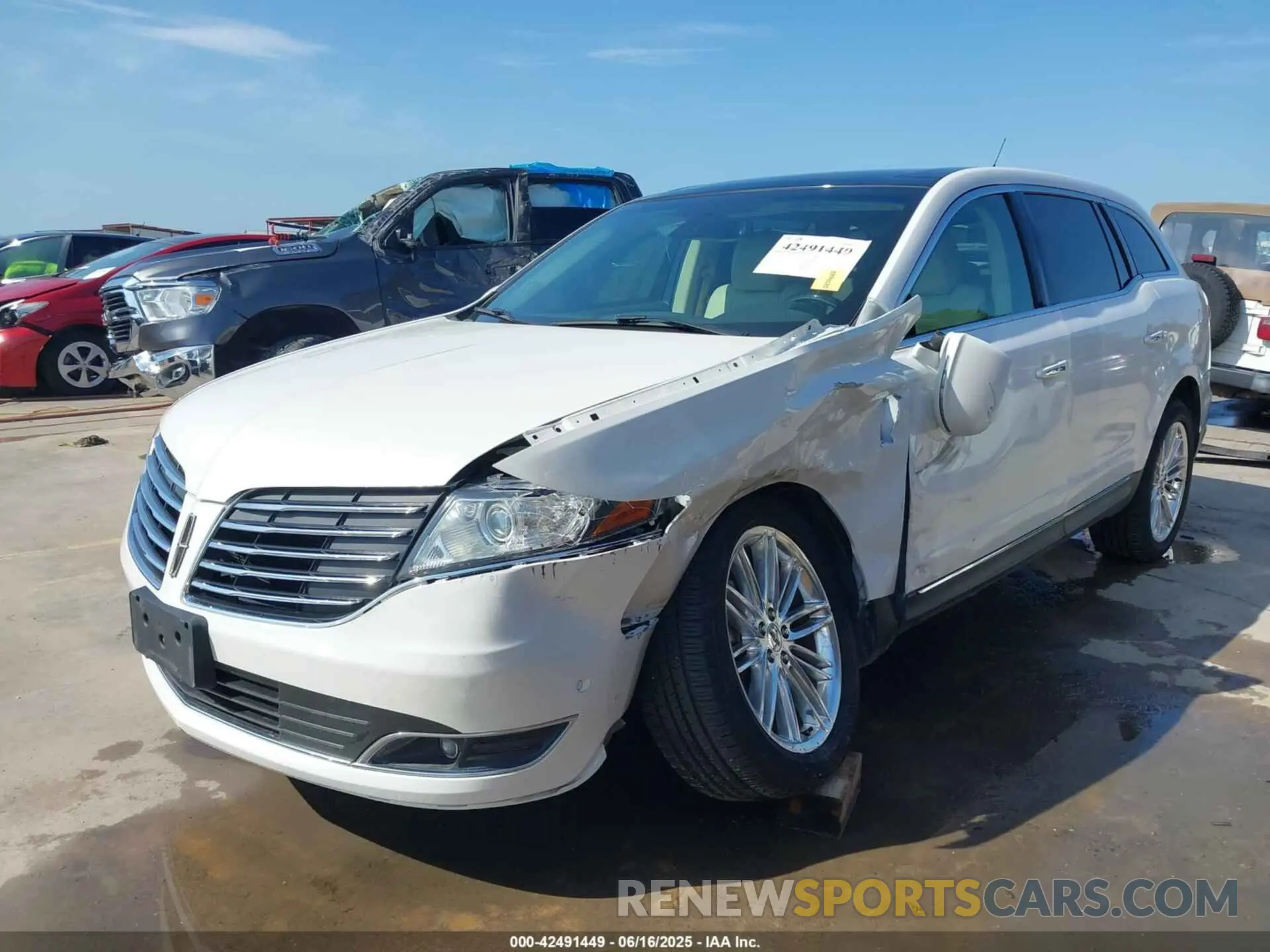 2 fotografías del automóvil dañado 2LMHJ5AT1KBL03571 LINCOLN MKT 2019