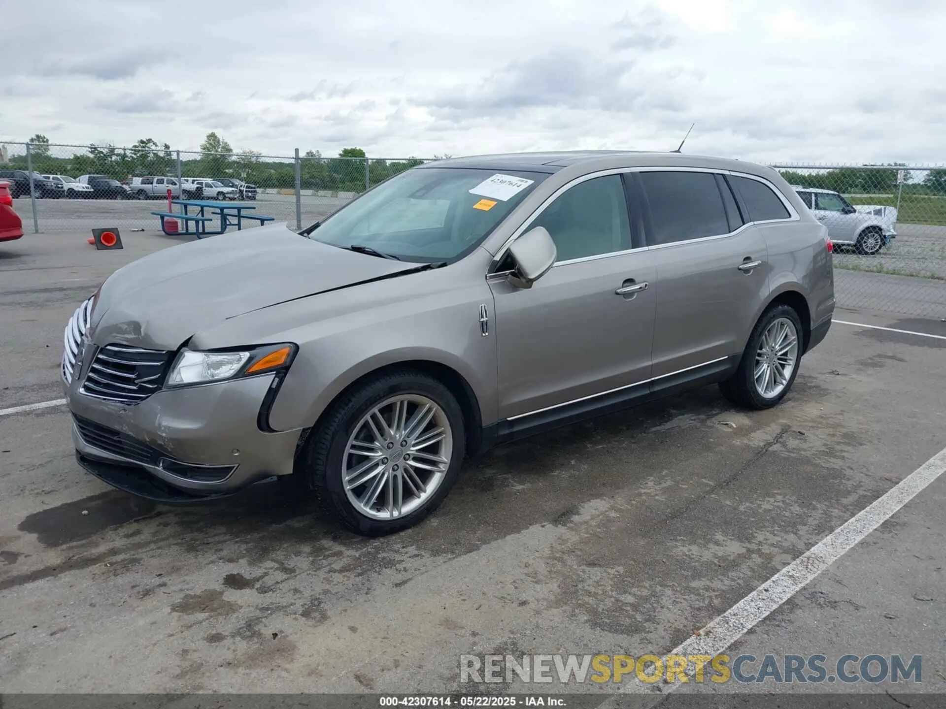 2 fotografías del automóvil dañado 2LMHJ5AT8KBL03986 LINCOLN MKT 2019