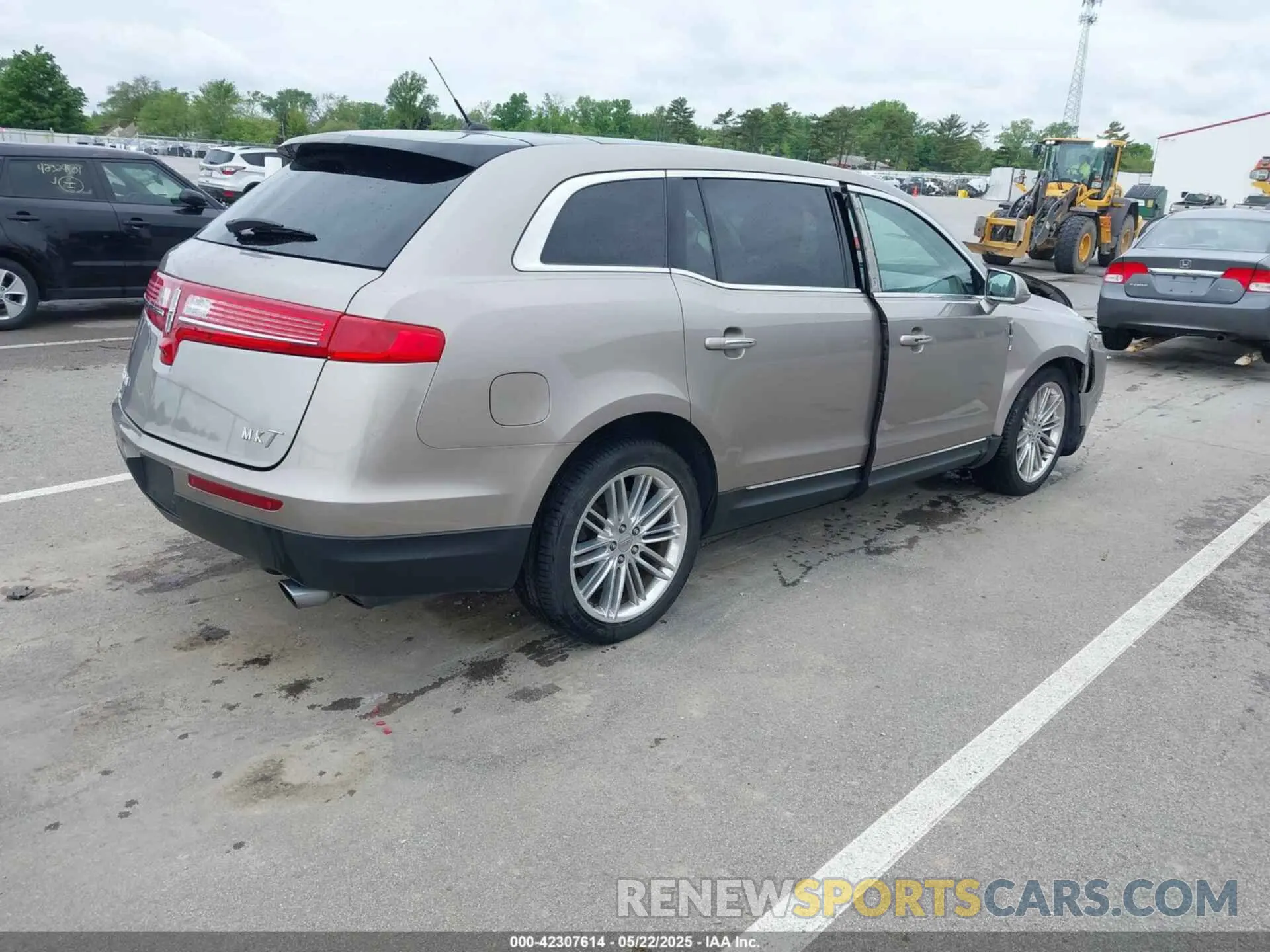 4 fotografías del automóvil dañado 2LMHJ5AT8KBL03986 LINCOLN MKT 2019