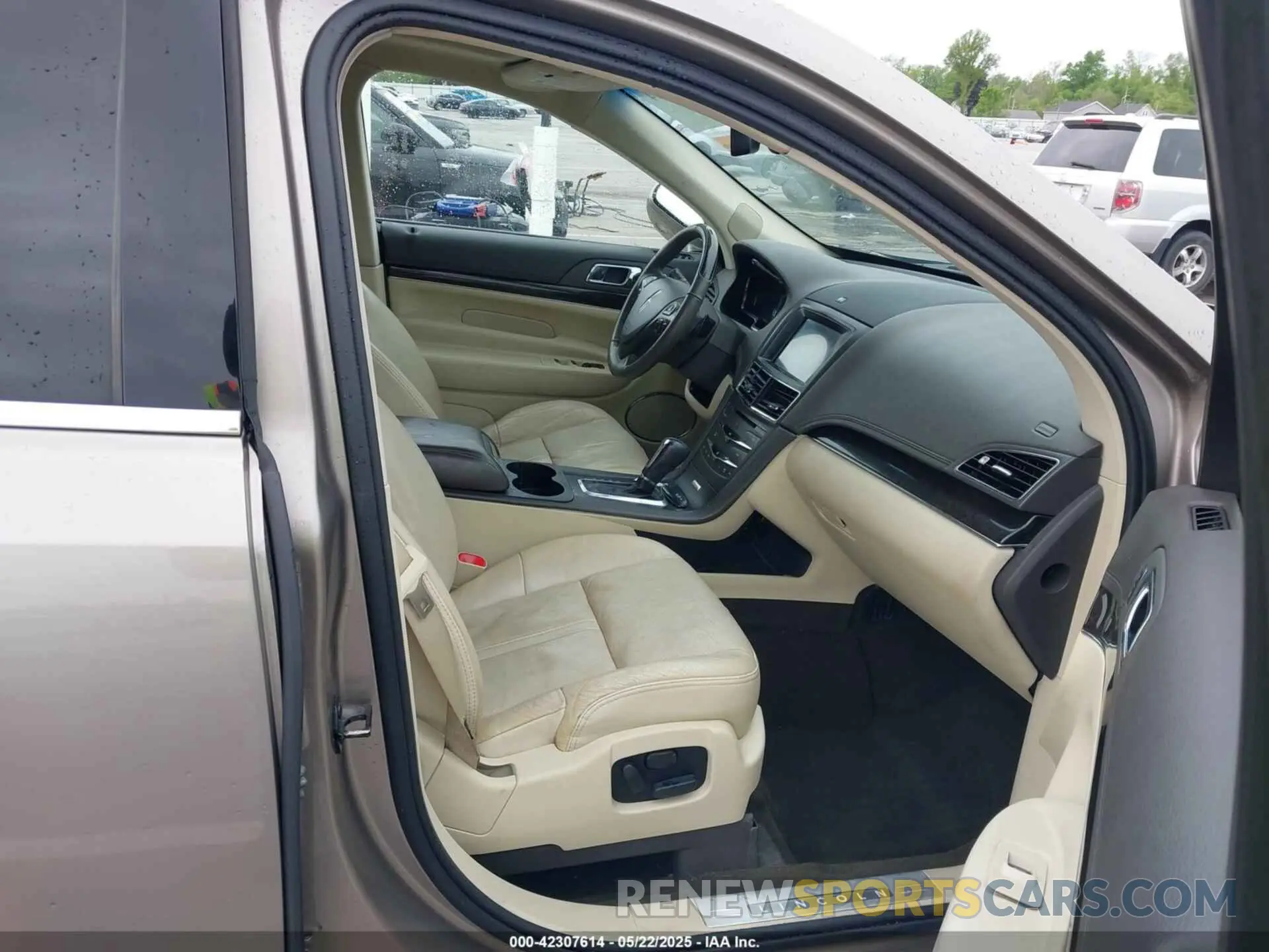 5 fotografías del automóvil dañado 2LMHJ5AT8KBL03986 LINCOLN MKT 2019