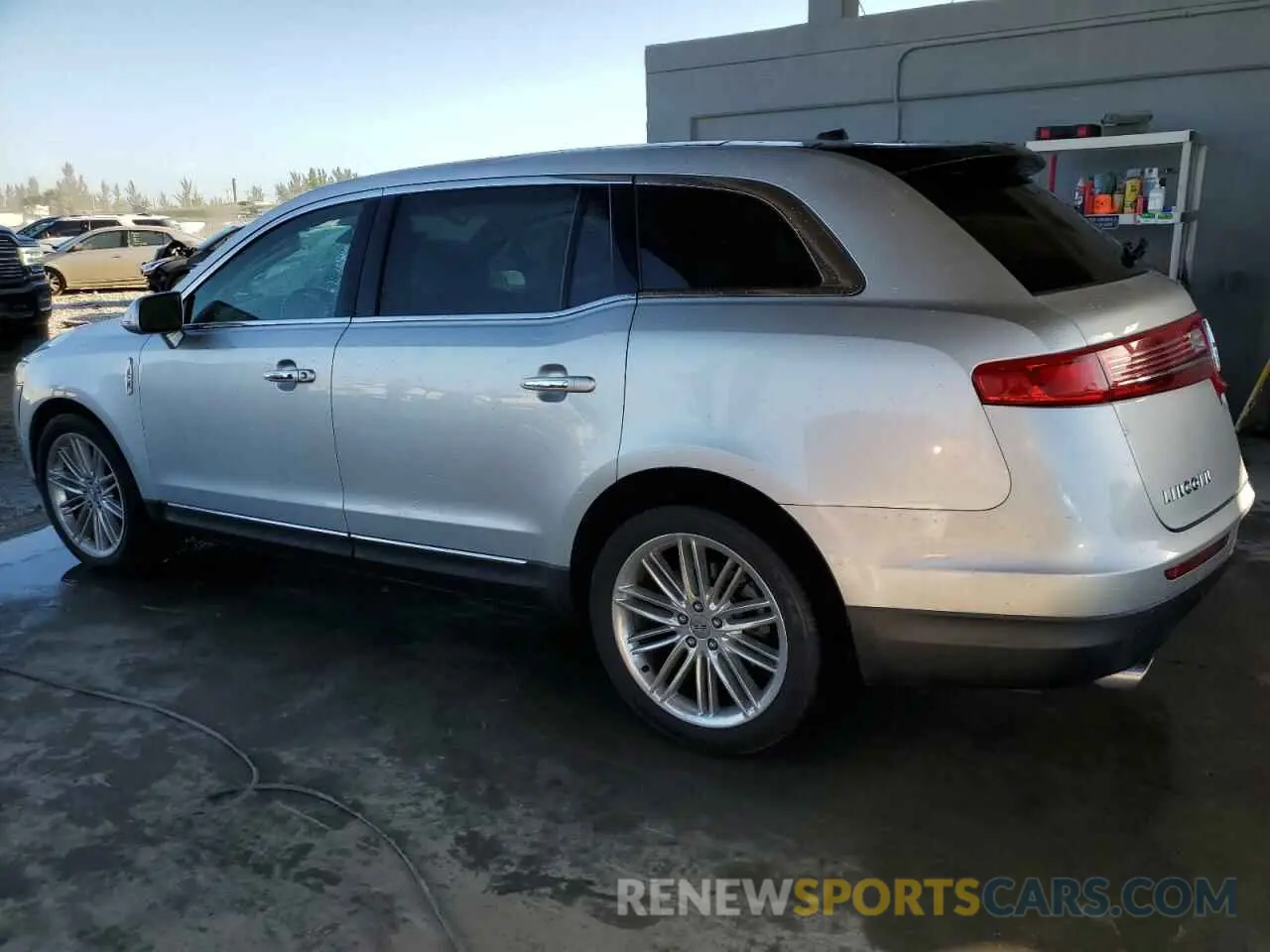 2 fotografías del automóvil dañado 2LMHJ5ATXKBL04167 LINCOLN MKT 2019