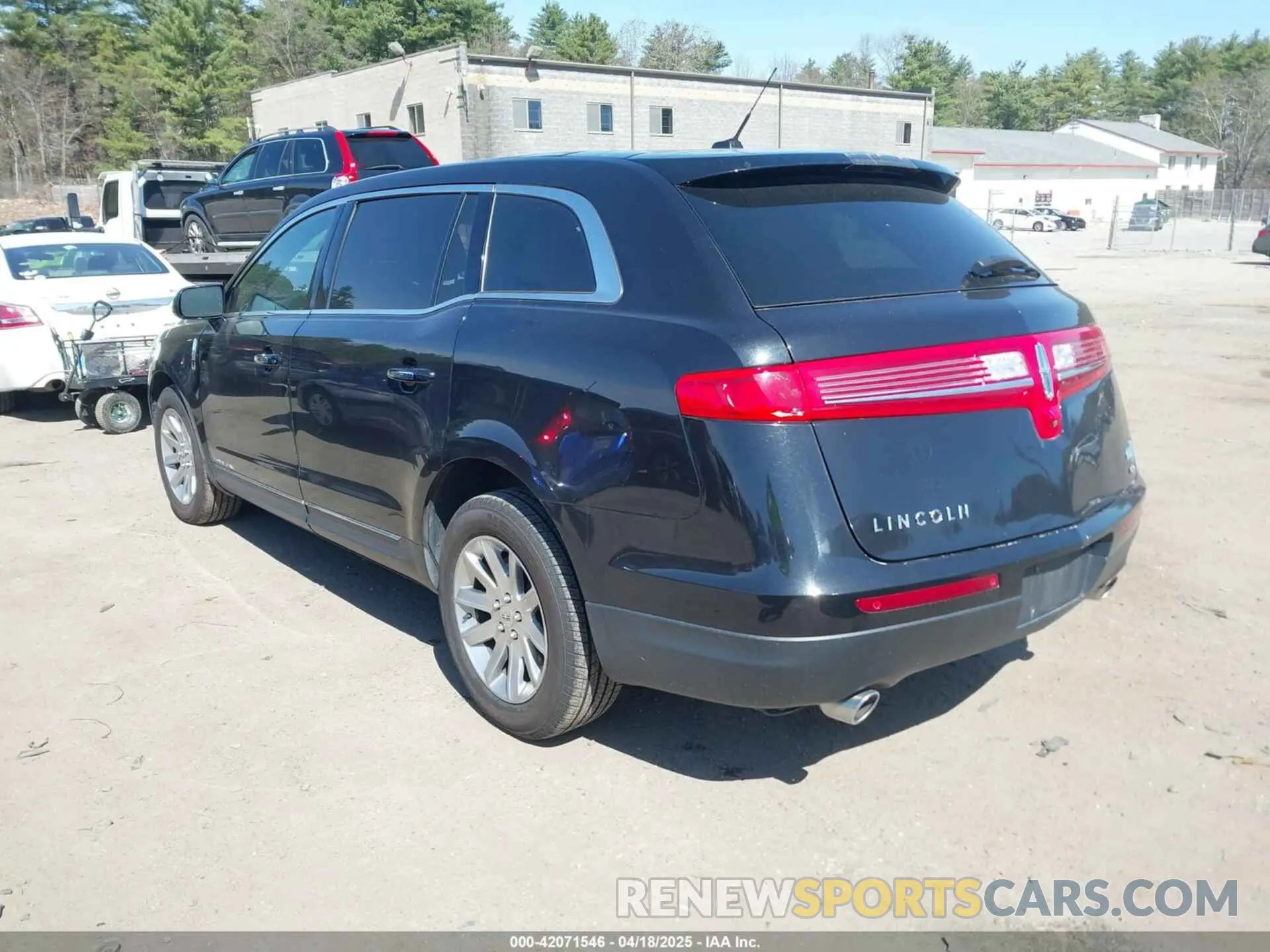 3 fotografías del automóvil dañado 2LMHJ5NK2KBL03273 LINCOLN MKT 2019