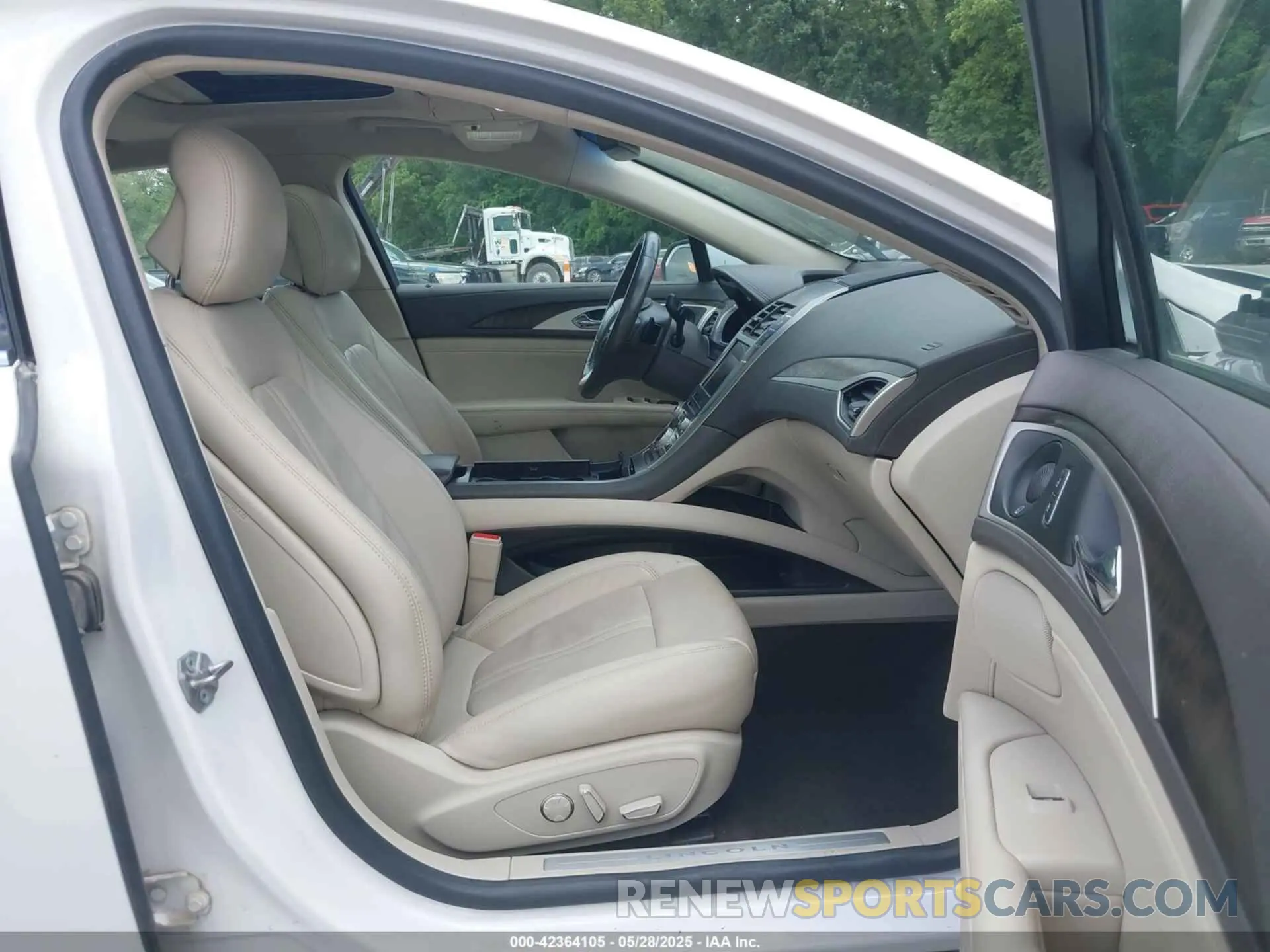 5 fotografías del automóvil dañado 3LN6L5C98KR613877 LINCOLN MKZ 2019