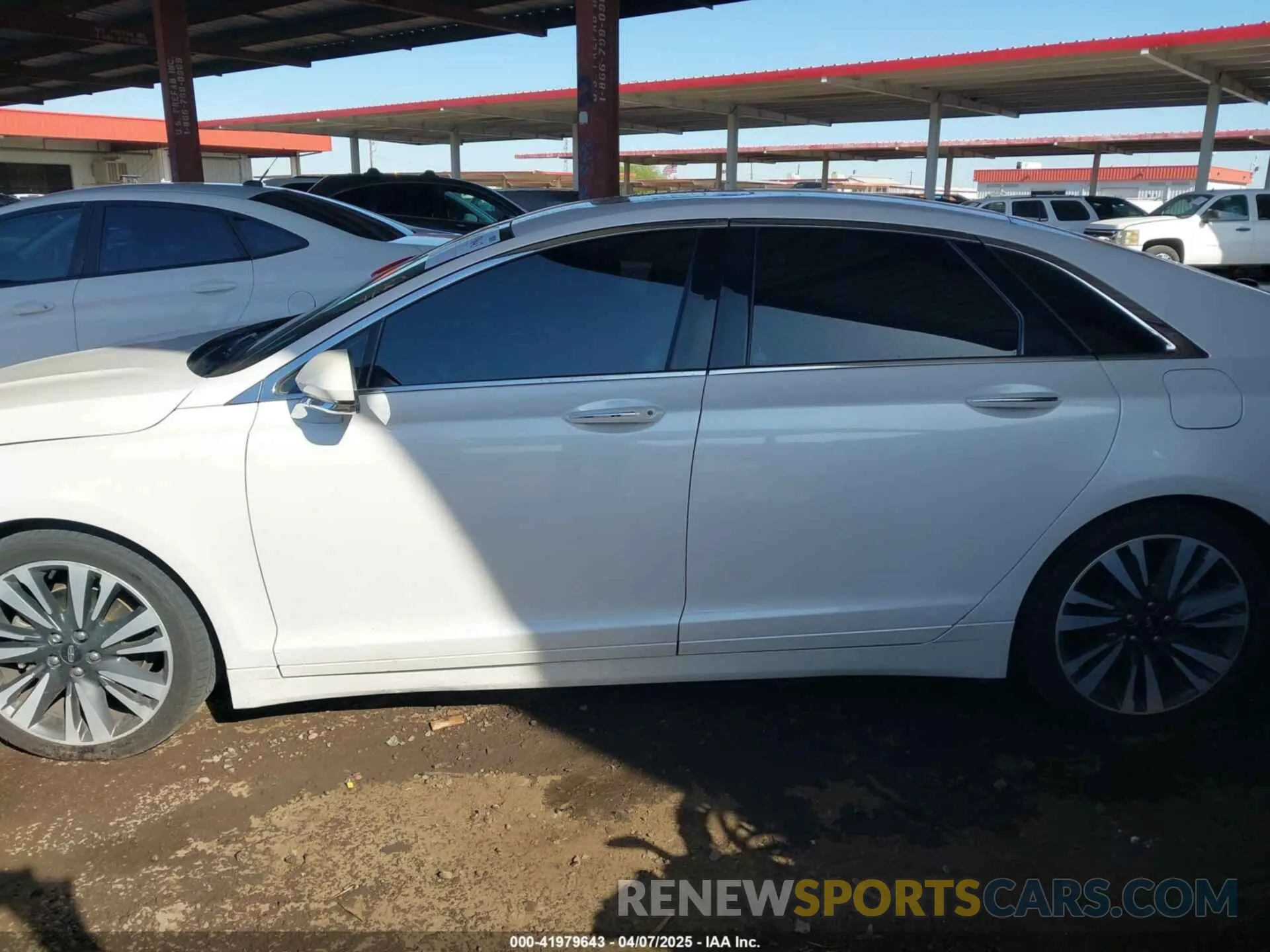 14 fotografías del automóvil dañado 3LN6L5MU8KR608469 LINCOLN MKZ HYBRID 2019