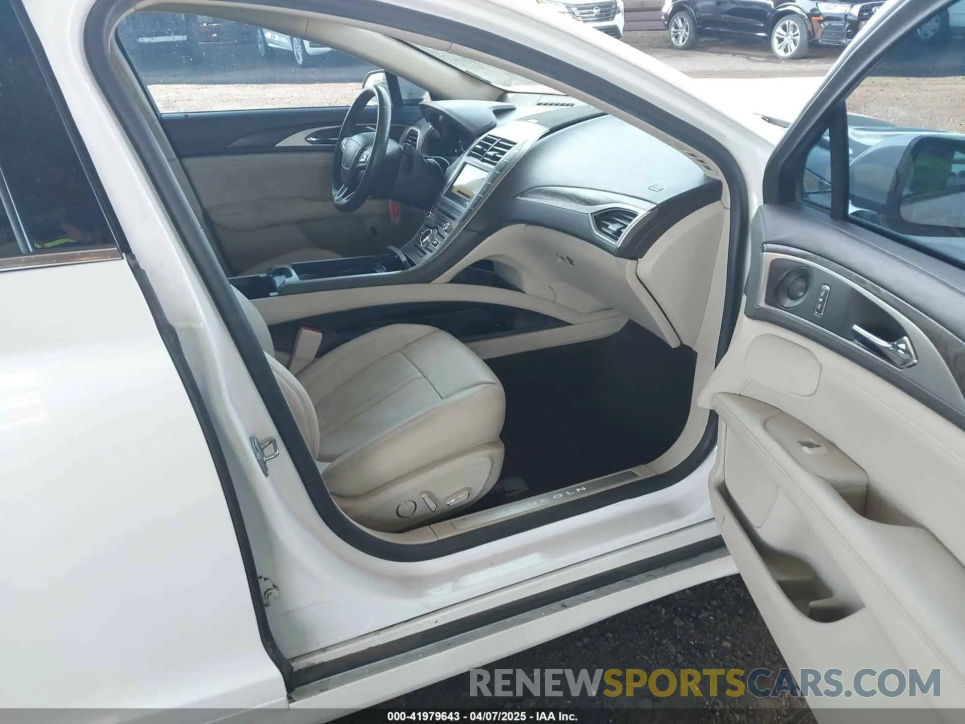 5 fotografías del automóvil dañado 3LN6L5MU8KR608469 LINCOLN MKZ HYBRID 2019